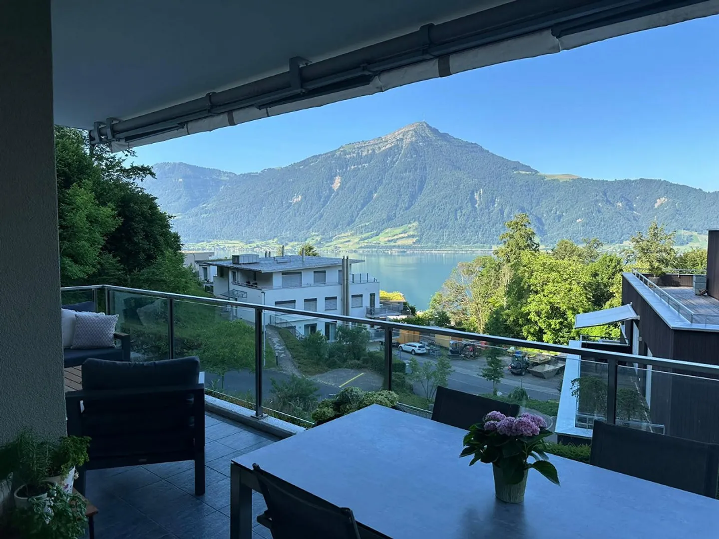 Bright 3.5-room apartment with a view of Rigi and Lake Zug - Photo 1 of 7