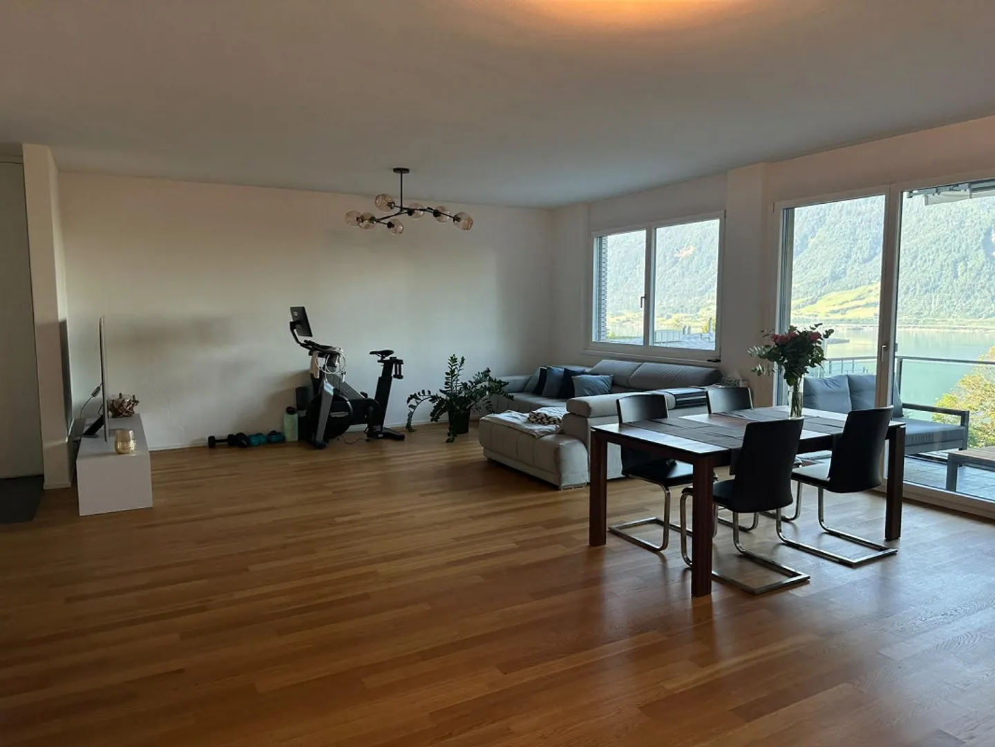 Bright 3.5-room apartment with a view of Rigi and Lake Zug - Photo 3 of 7