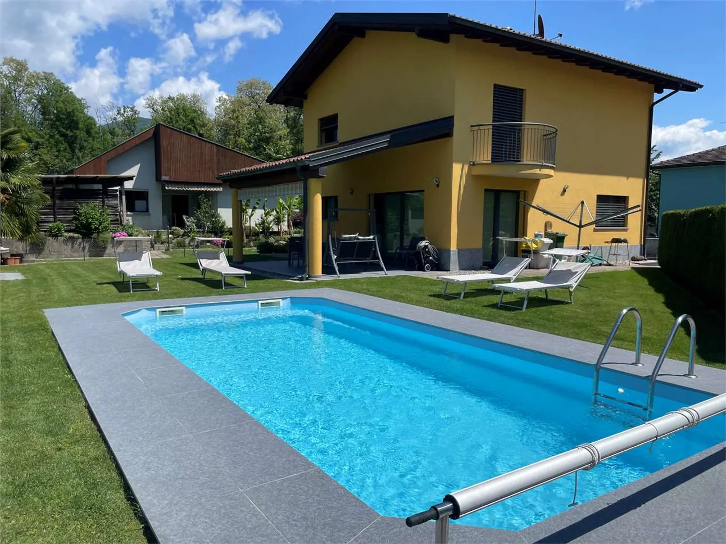 Schöne Einzelvilla mit Pool in Wohngegend in Genest - Foto 1 von 12