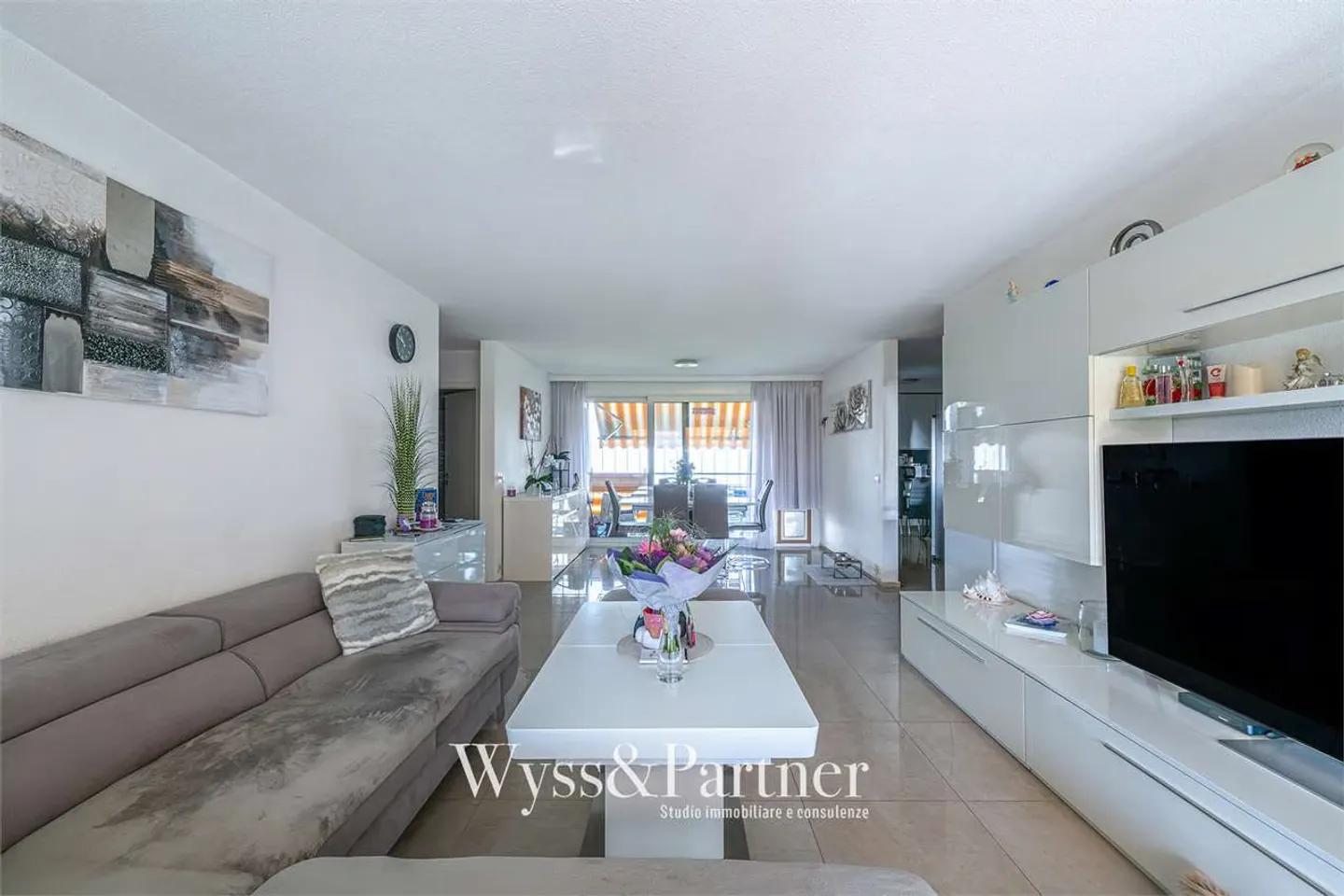 Gordola geräumige 4.5 Zimmer komplett renoviert mit 3 Parkplätzen - Foto 2 von 8