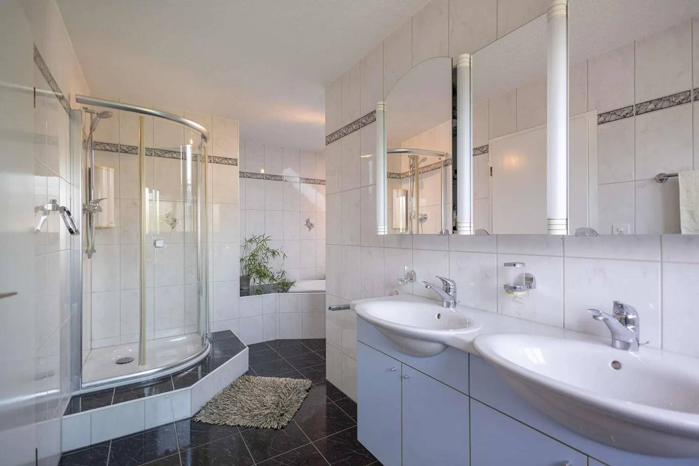 Detached single-family house in elevated location of Nürensdorf with unobstructed panoramic view - Photo 9 of 12