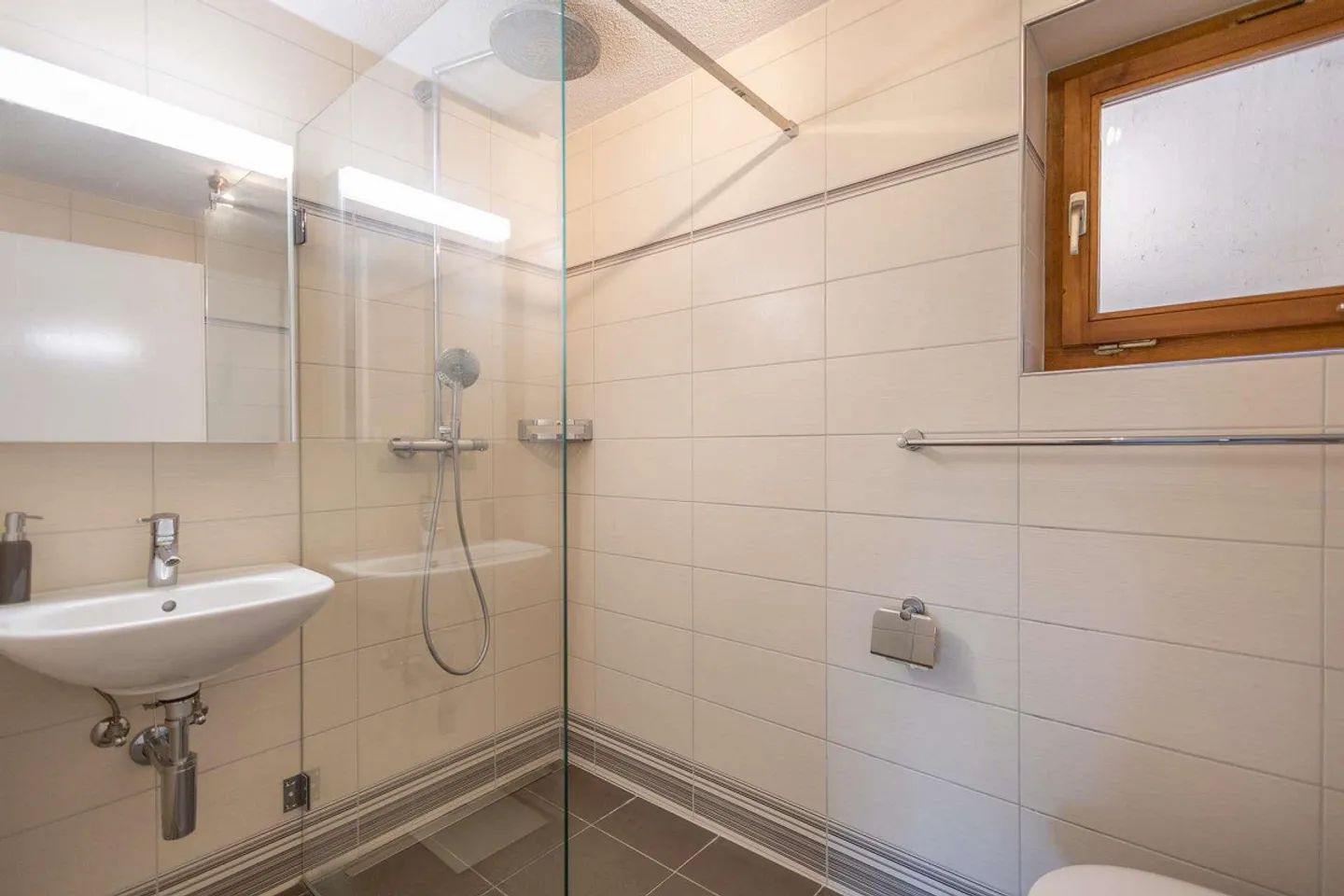 Detached single-family house in elevated location of Nürensdorf with unobstructed panoramic view - Photo 10 of 12