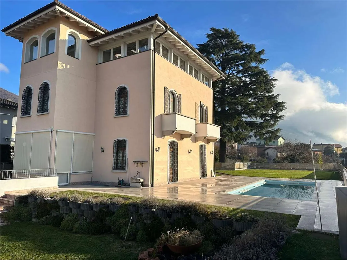 Magnifica villa a Balerna con piscina - Foto 2 di 13
