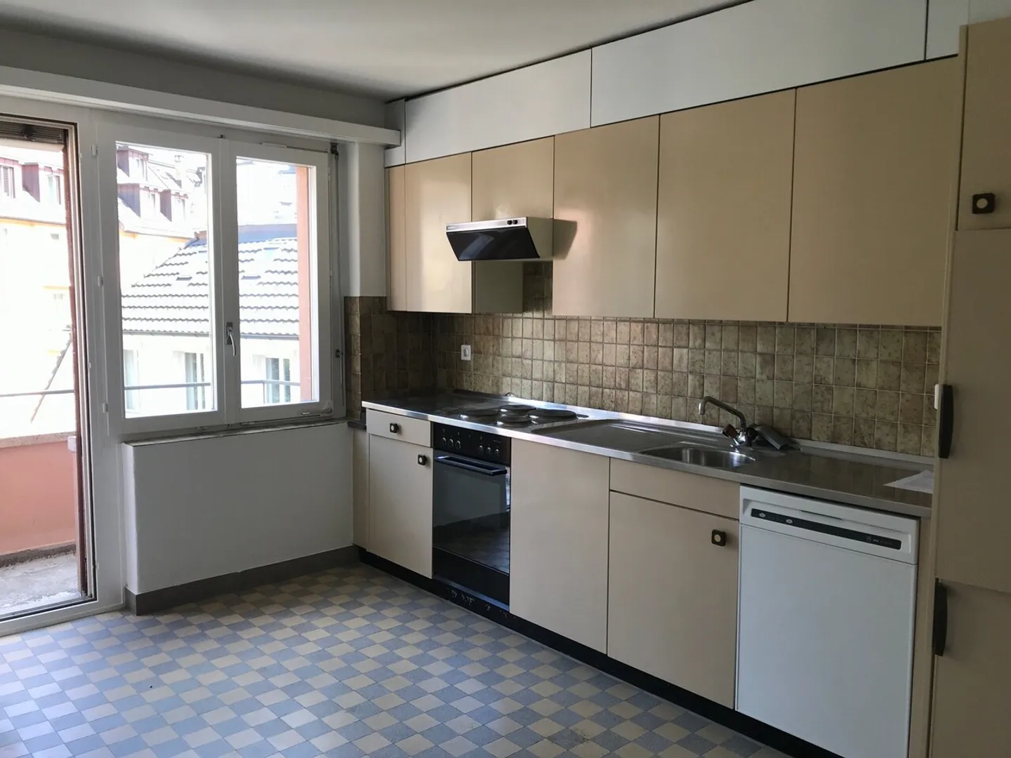 TEMPORARY UNTIL 31.03.2027! Centrally located apartment with balcony - Photo 3 of 8