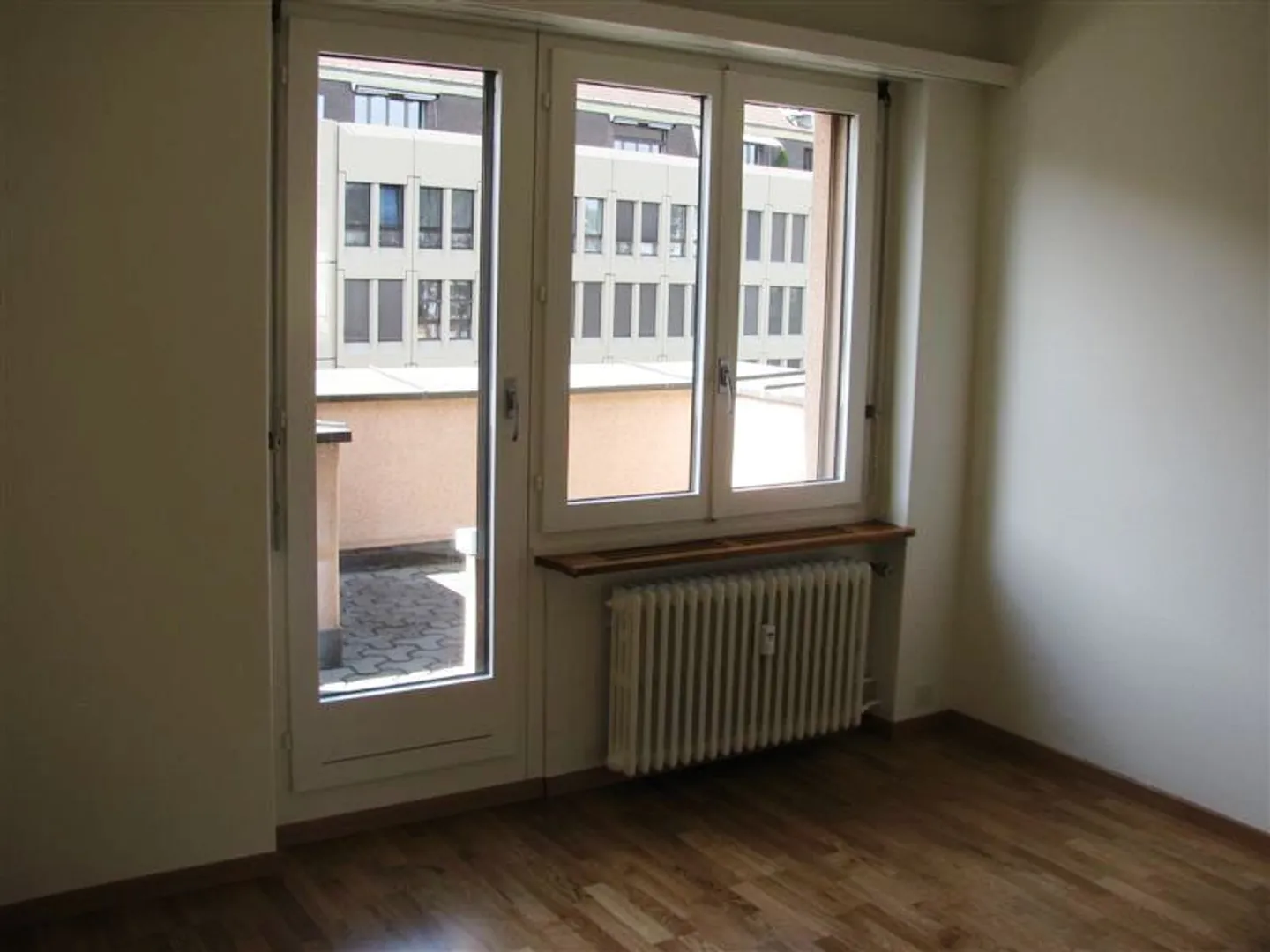 TEMPORARY UNTIL 31.03.2027! Centrally located apartment with balcony - Photo 4 of 8