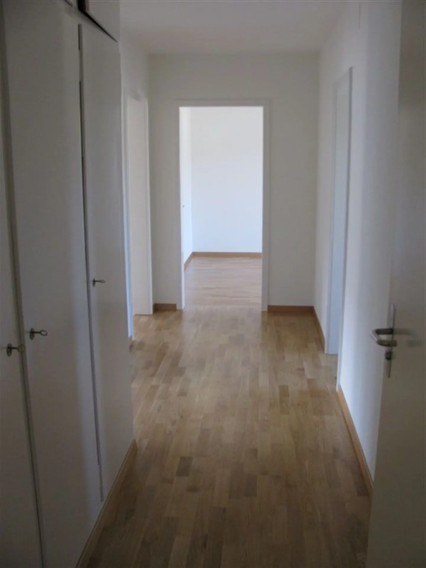 TEMPORARY UNTIL 31.03.2027! Centrally located apartment with balcony - Photo 5 of 8