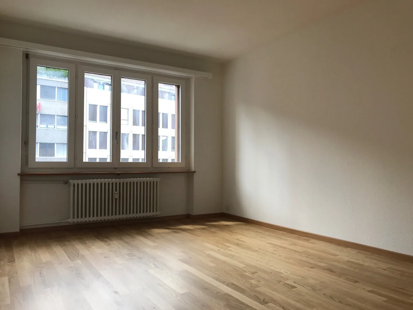 TEMPORARY UNTIL 31.03.2027! Centrally located apartment with balcony - Photo 6 of 8