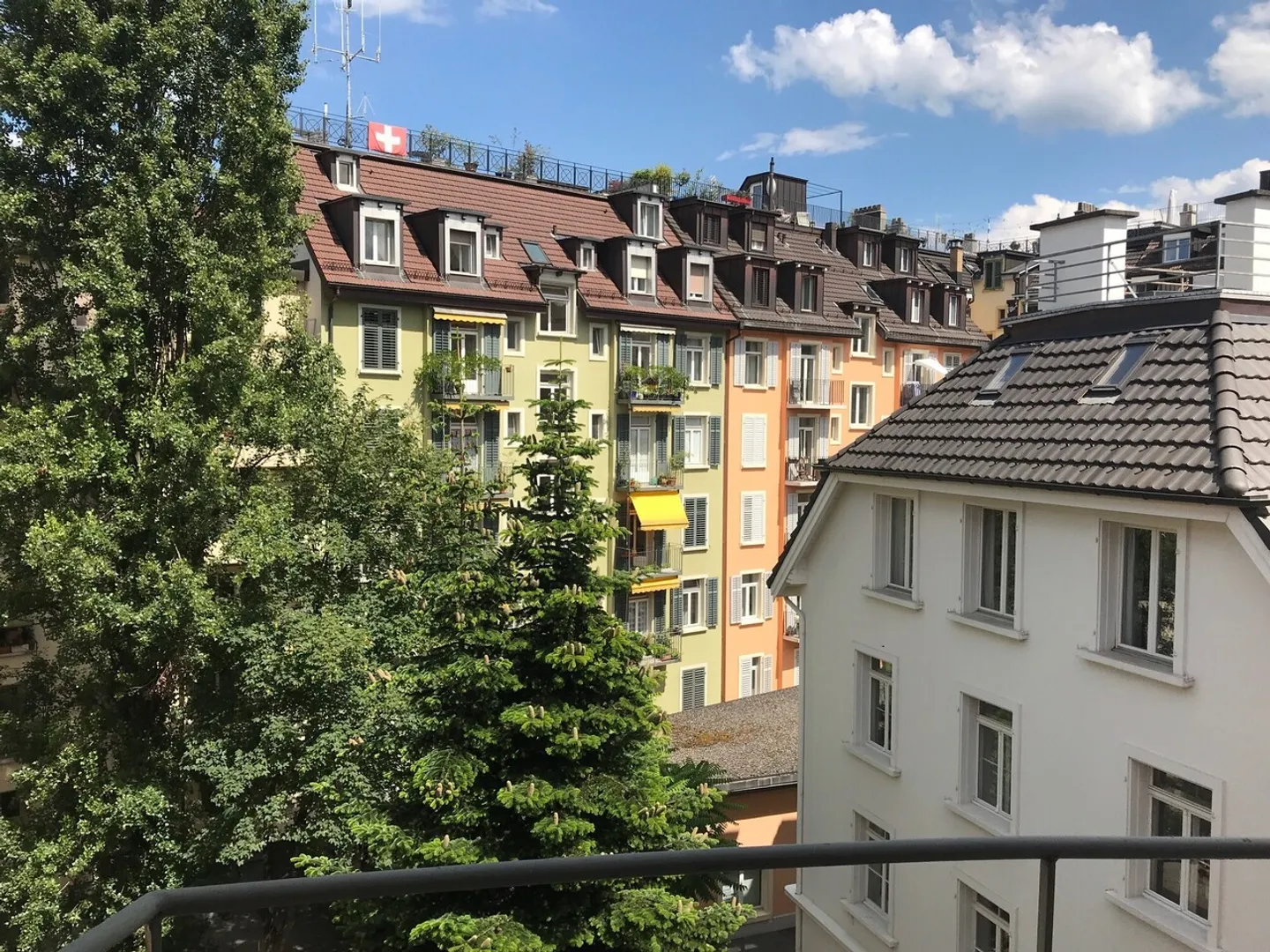 TEMPORARY UNTIL 31.03.2027! Centrally located apartment with balcony - Photo 2 of 8