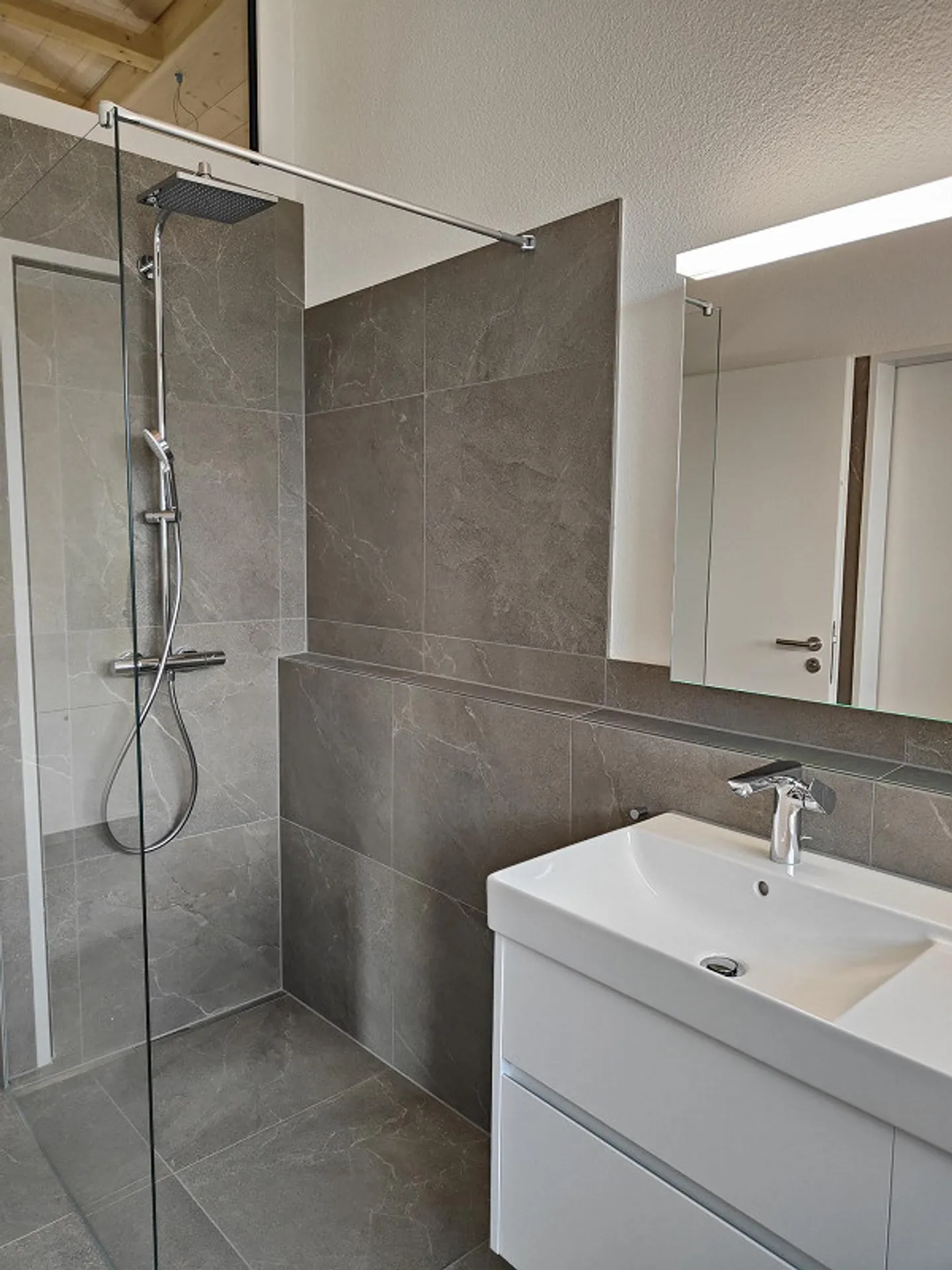 Moderne 5.5-Zimmer-Doppelhaushälfte in ruhiger Lage von Zuben - Foto 10 von 15