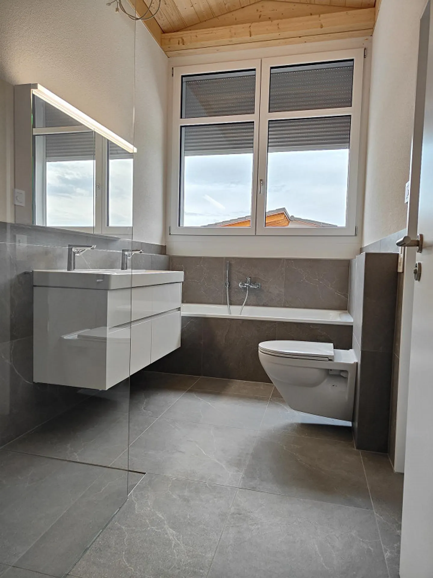 Moderne 5.5-Zimmer-Doppelhaushälfte in ruhiger Lage von Zuben - Foto 11 von 15