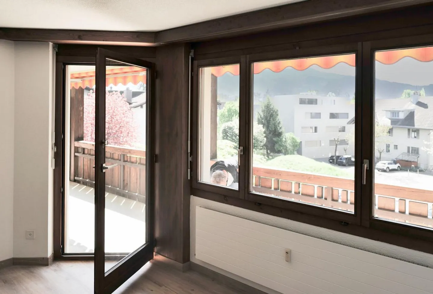Newly renovated, centrally located 2.5 room apartment with large balcony - Photo 5 of 17