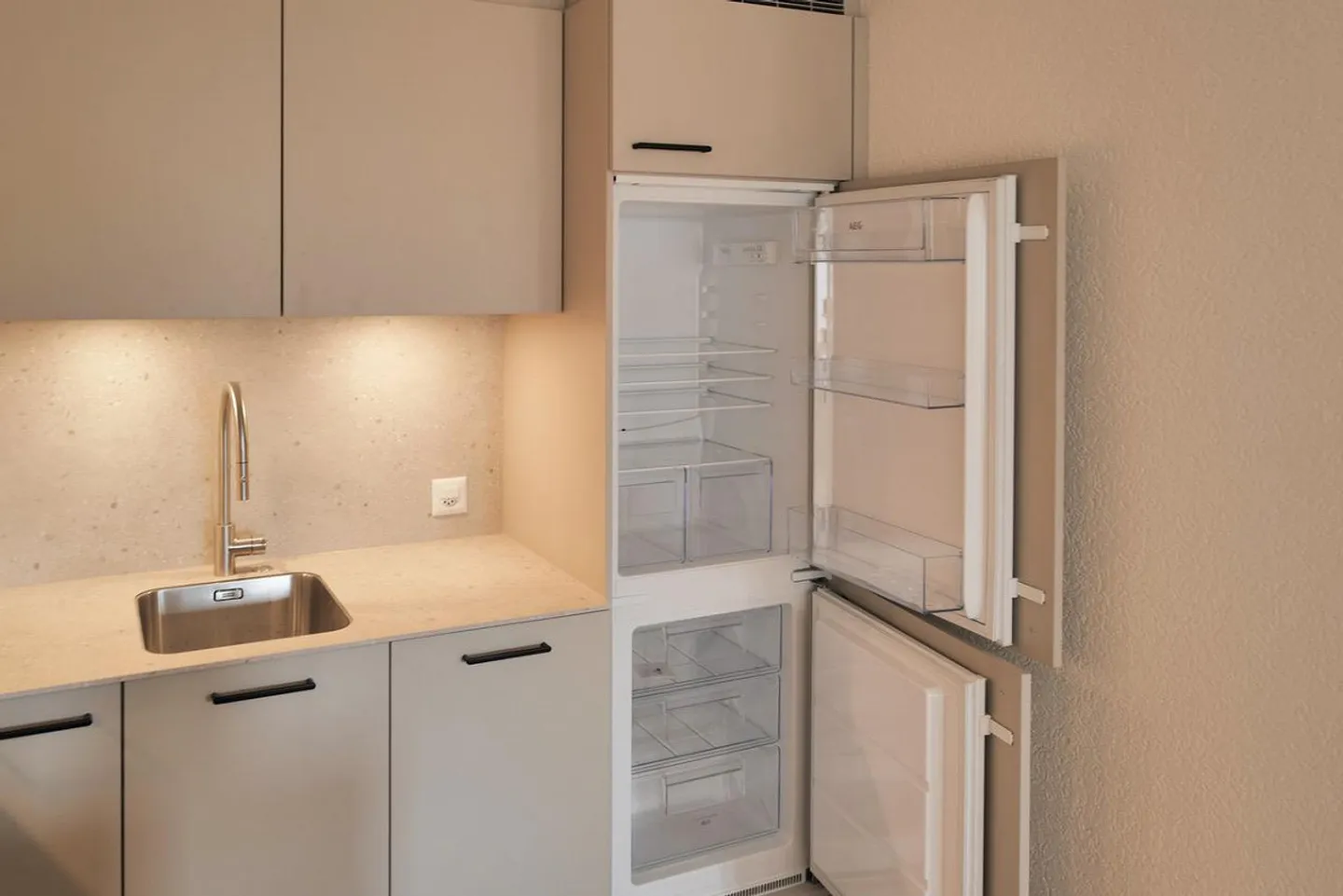 Newly renovated, centrally located 2.5 room apartment with large balcony - Photo 7 of 17