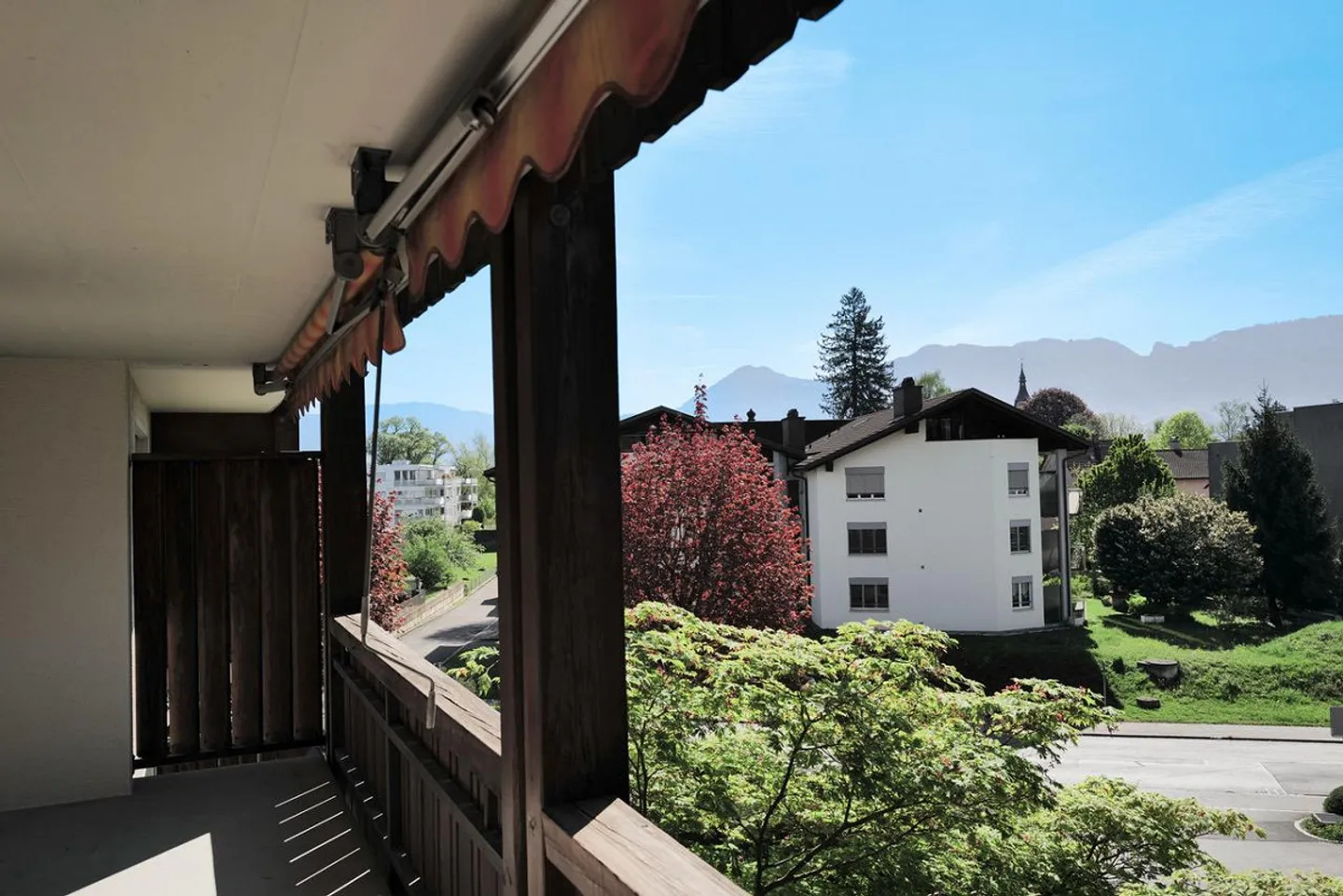 Newly renovated, centrally located 2.5 room apartment with large balcony - Photo 4 of 17