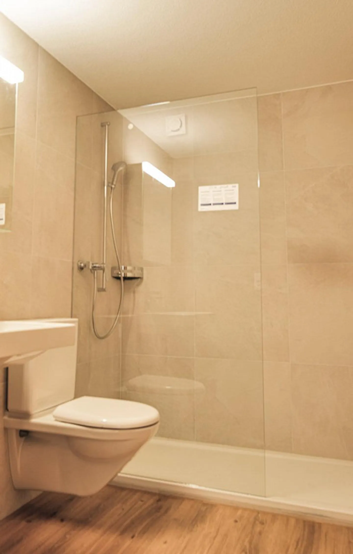 Newly renovated, centrally located 2.5 room apartment with large balcony - Photo 8 of 17