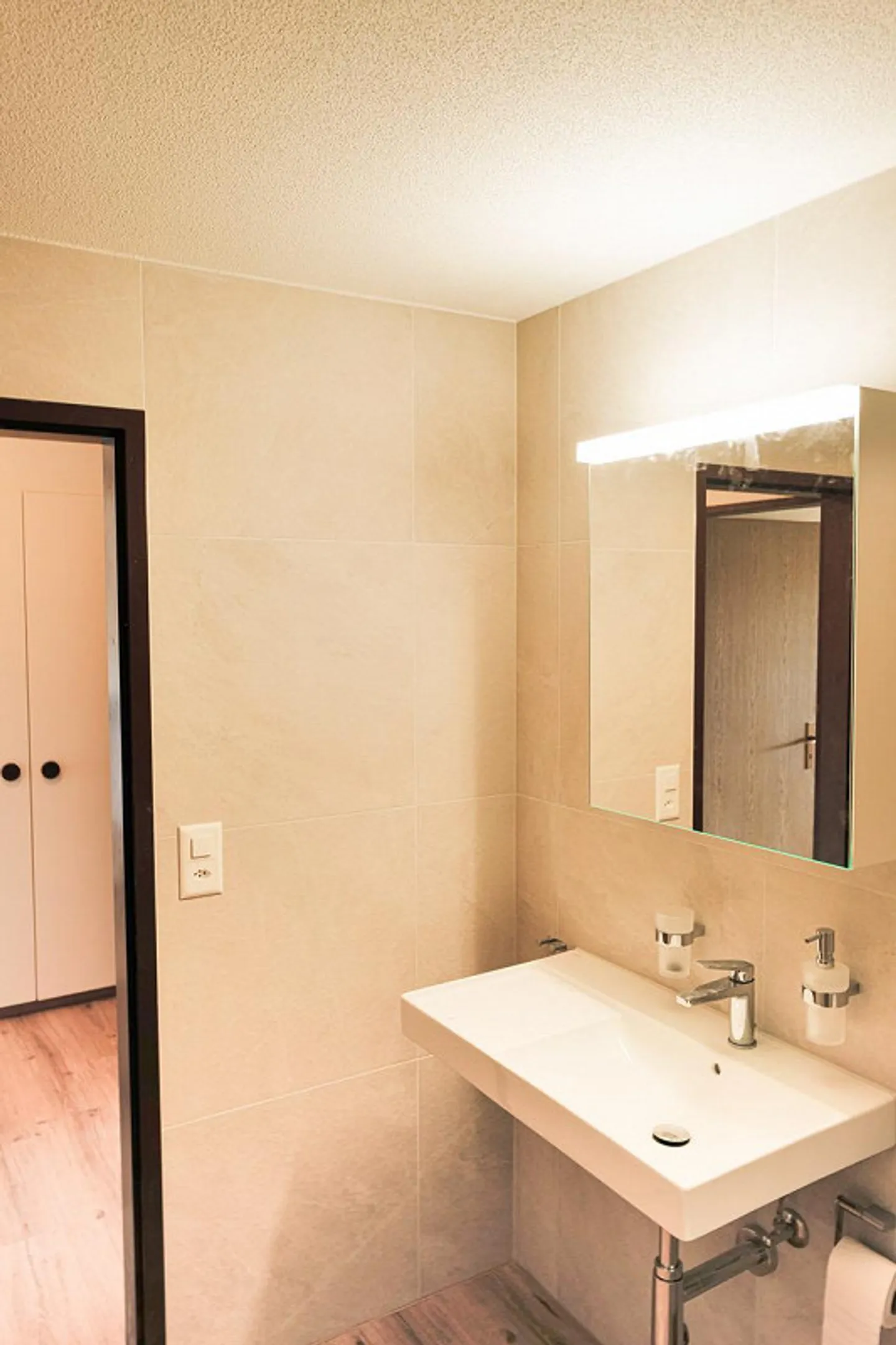 Newly renovated, centrally located 2.5 room apartment with large balcony - Photo 9 of 17