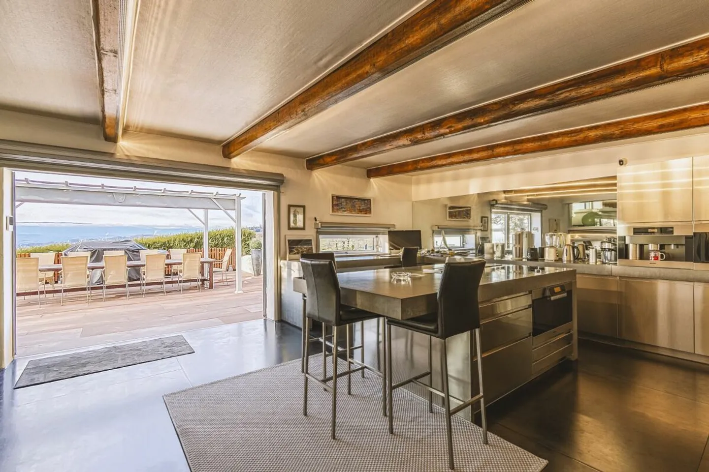 Exclusive villa with panoramic lake view - Photo 2 of 6