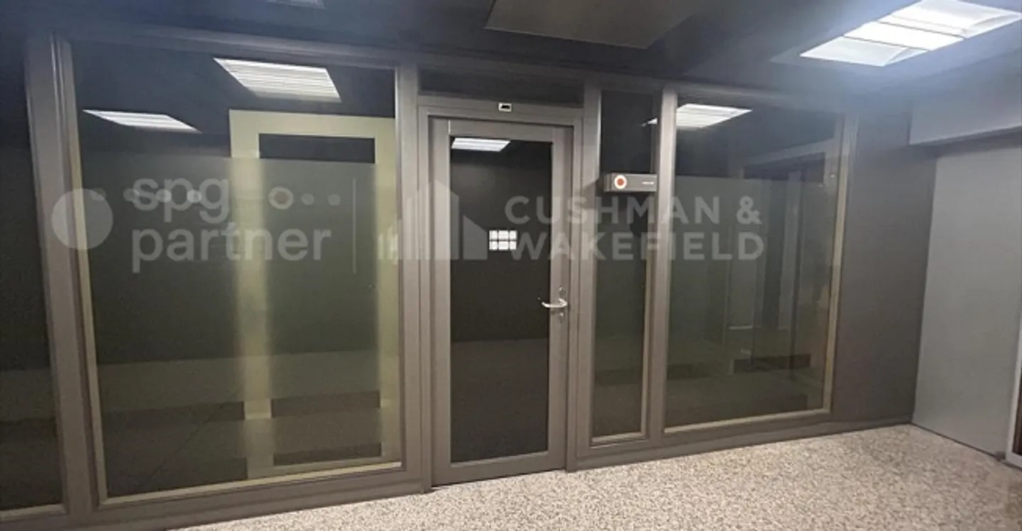 Mixed-use building for rent - Photo 2 of 13