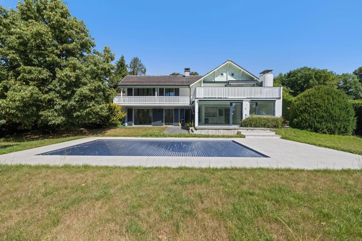 Elegante Familienvilla mit Pool - Foto 2 von 8