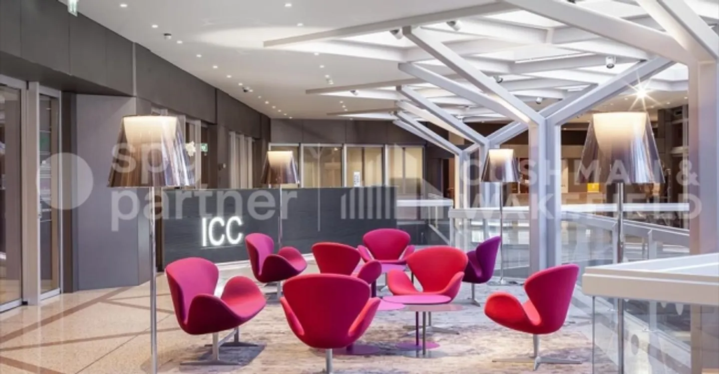 Mixed-use building for rent - Photo 10 of 13