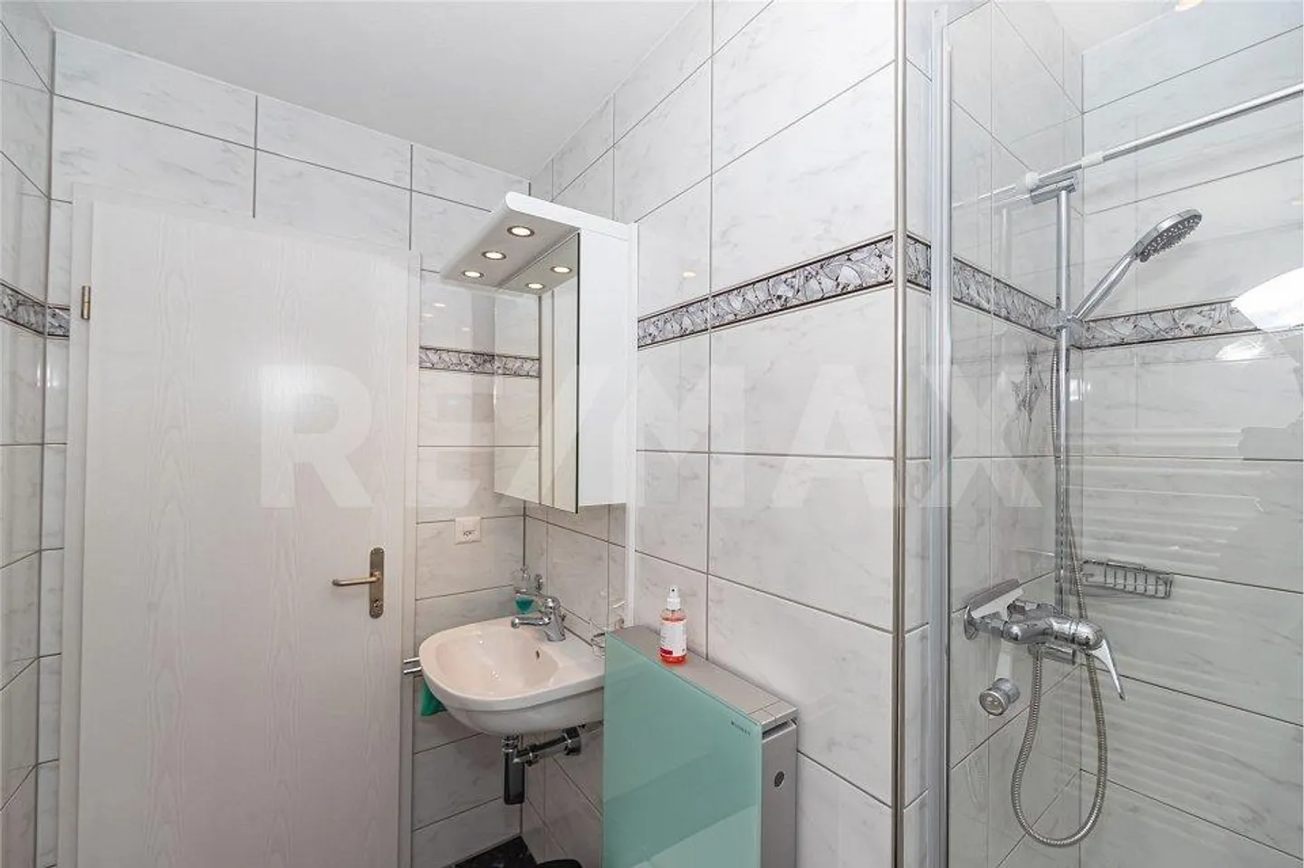Bright, well-maintained 4.5-room apartment with 2 balconies, modern amenities... - Photo 11 of 13