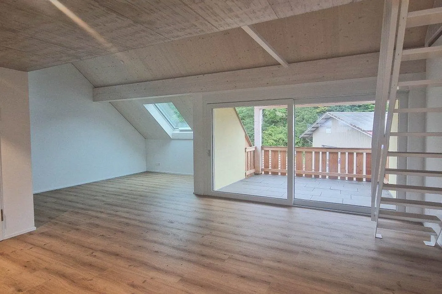 Modernes 4.5 Zimmer Attique - Foto 4 von 13