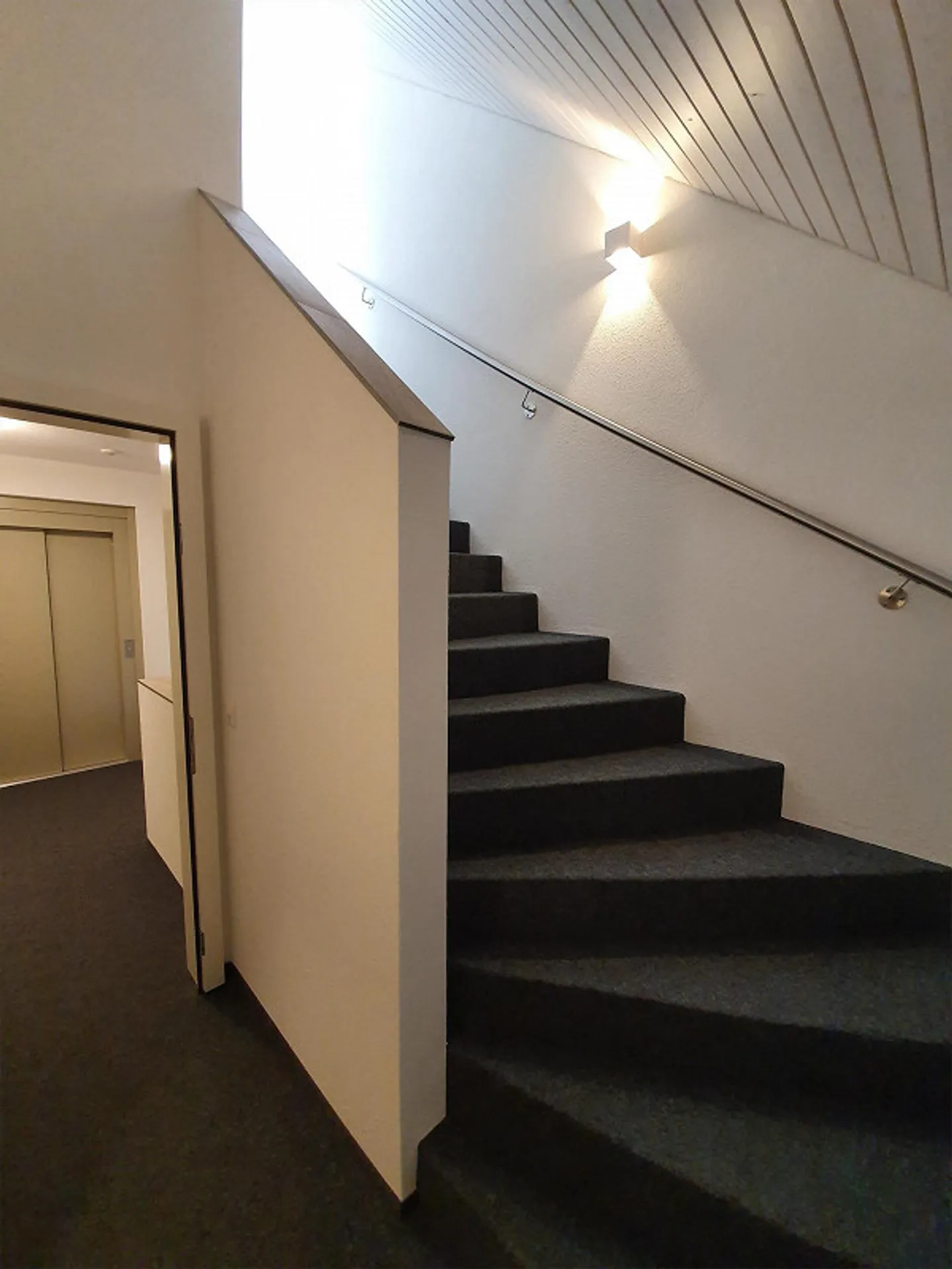 Quiet 3.5-room attic apartment for rent in rural Heimenhausen - Photo 5 of 9