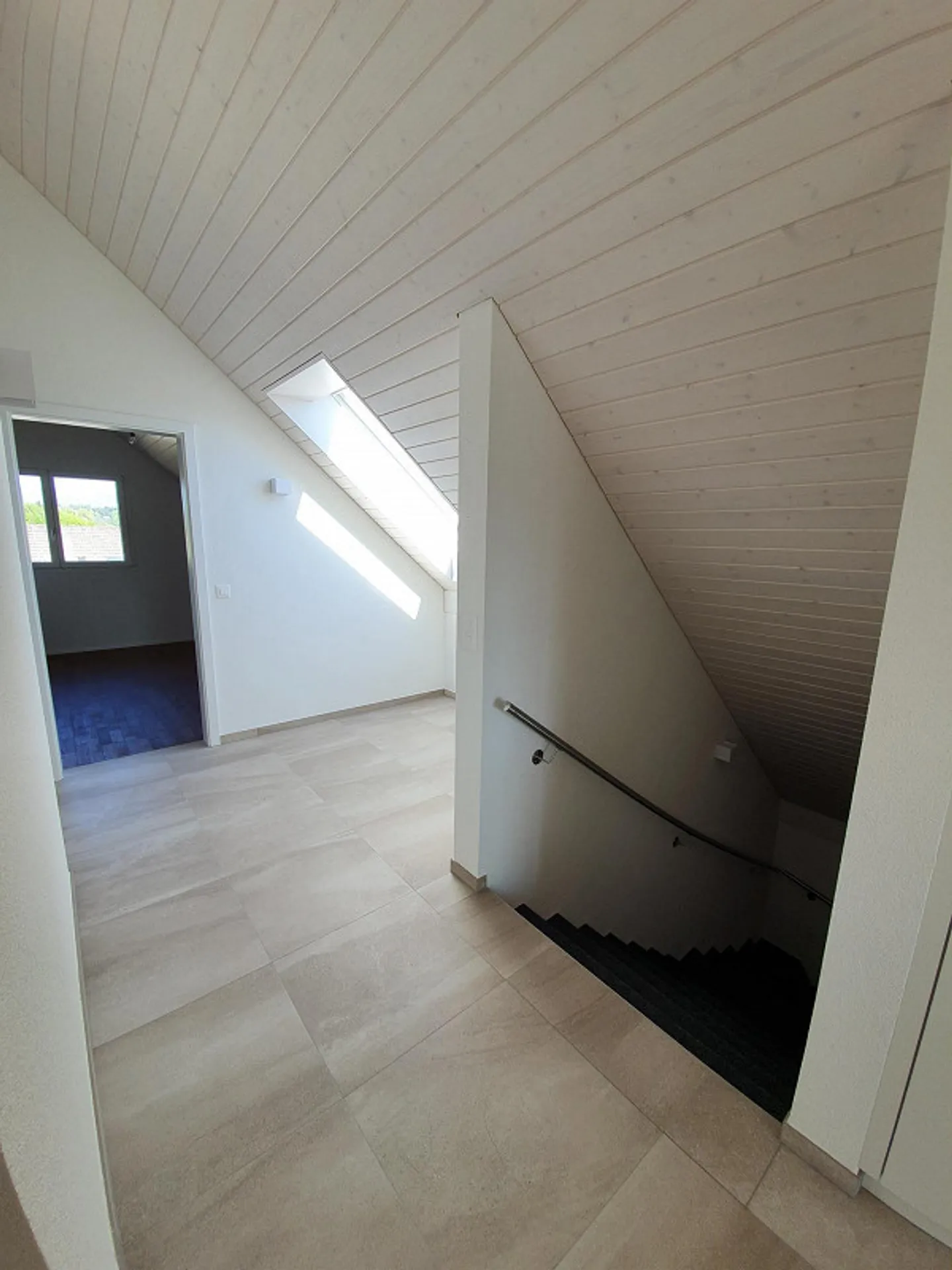 Quiet 3.5-room attic apartment for rent in rural Heimenhausen - Photo 7 of 9