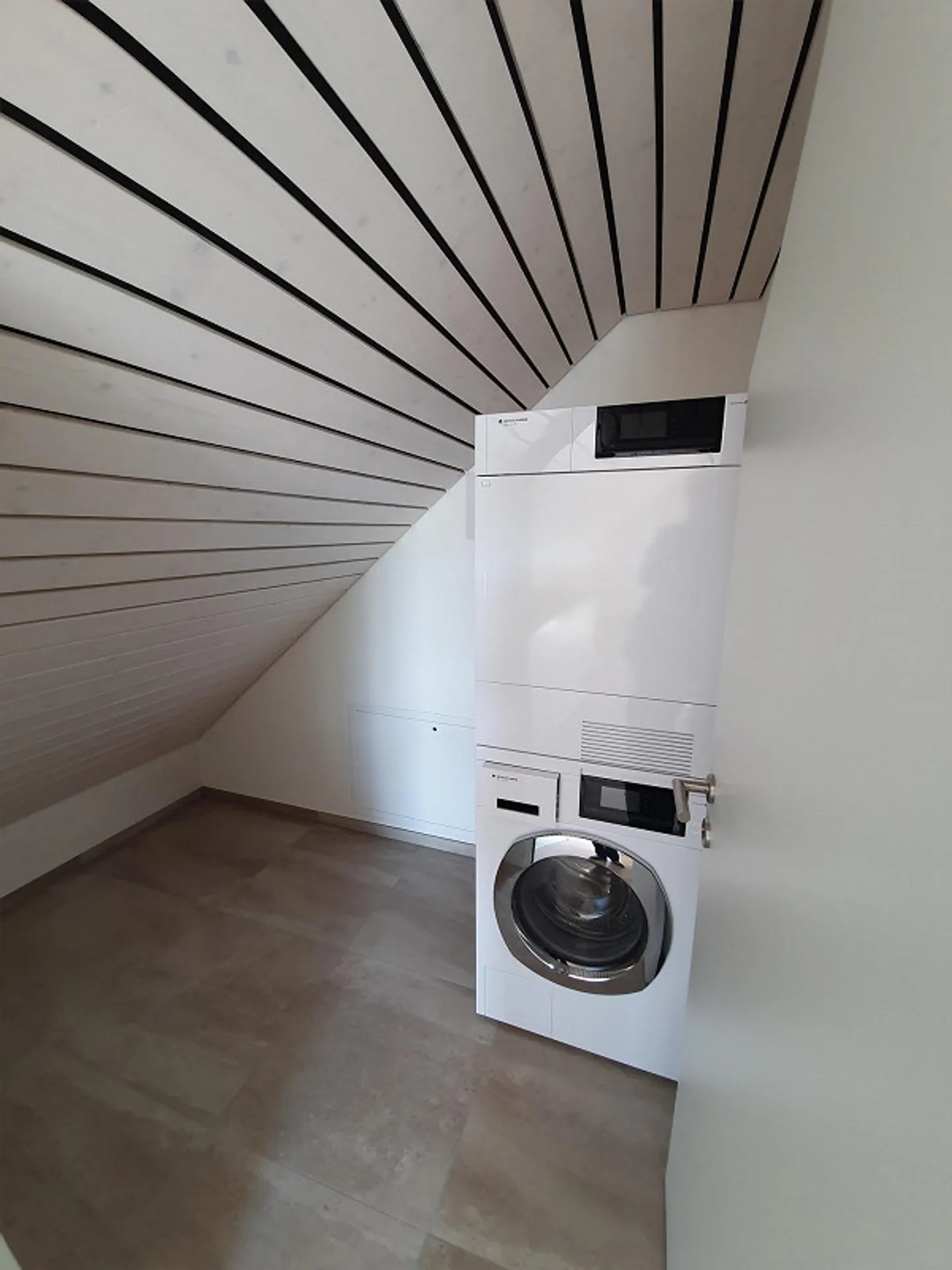 Quiet 3.5-room attic apartment for rent in rural Heimenhausen - Photo 8 of 9