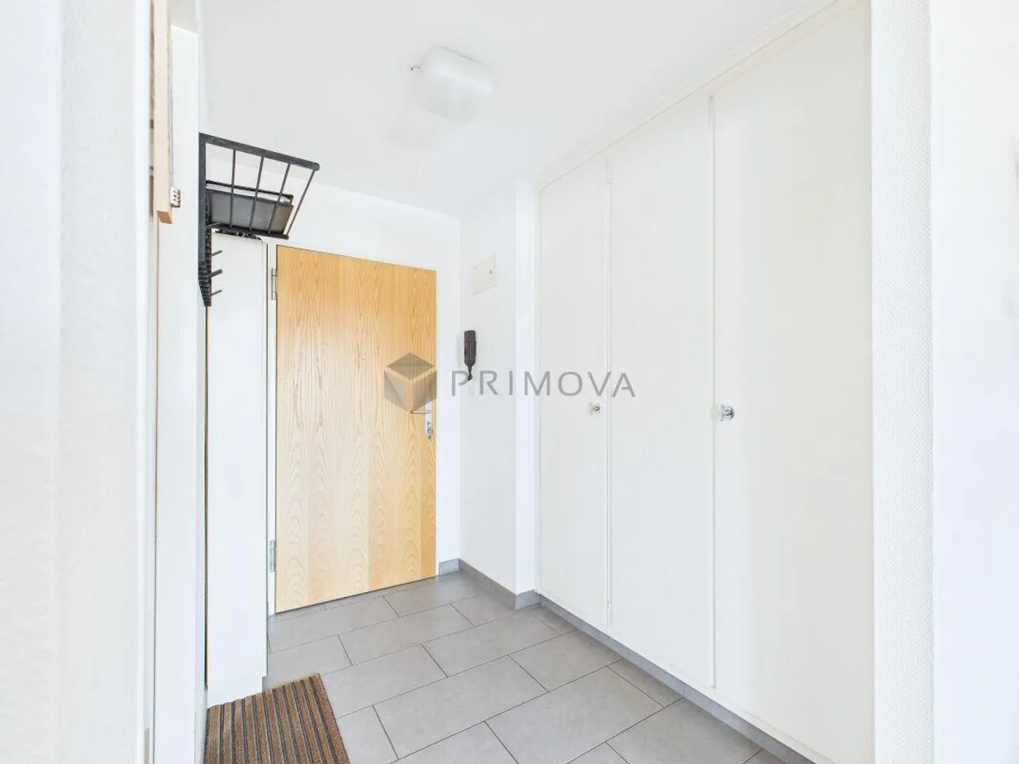 Emplacement privilégié à Liestal, appartement lumineux de 1,5 pièce avec balcon confortable et parking privé - Photo 2 sur 5