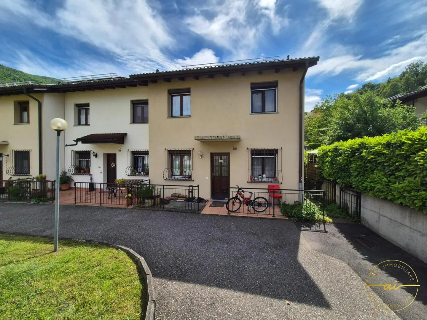 BRIGHT END-TERRACE HOUSE WITH GARDEN IN BARBENGO - Photo 2 of 13