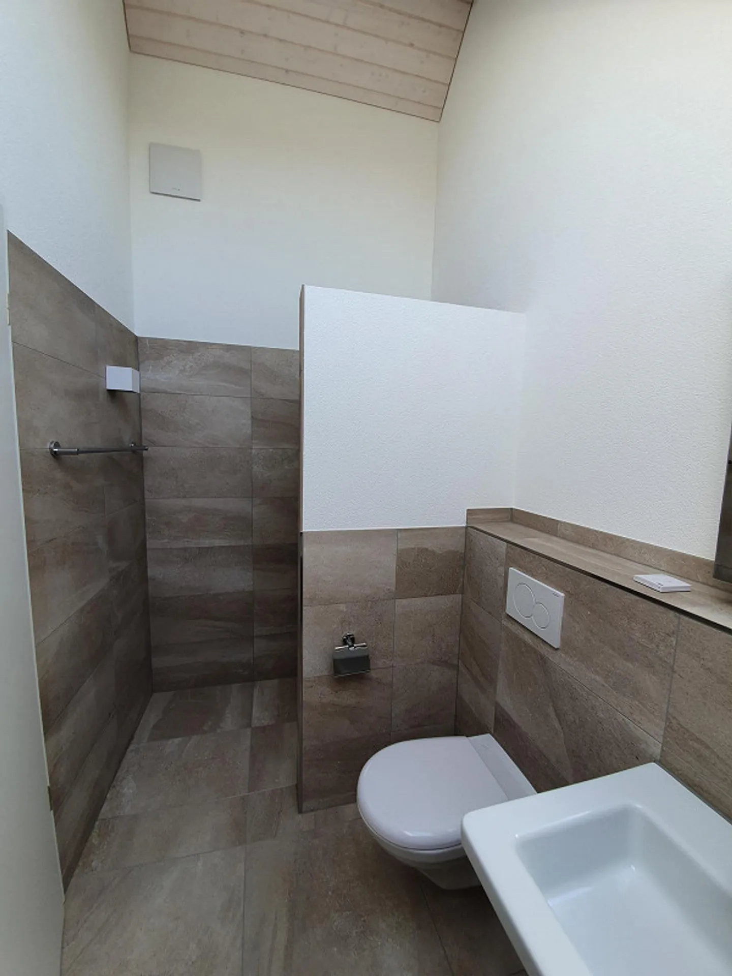 Quiet 3.5-room attic apartment for rent in rural Heimenhausen - Photo 4 of 9