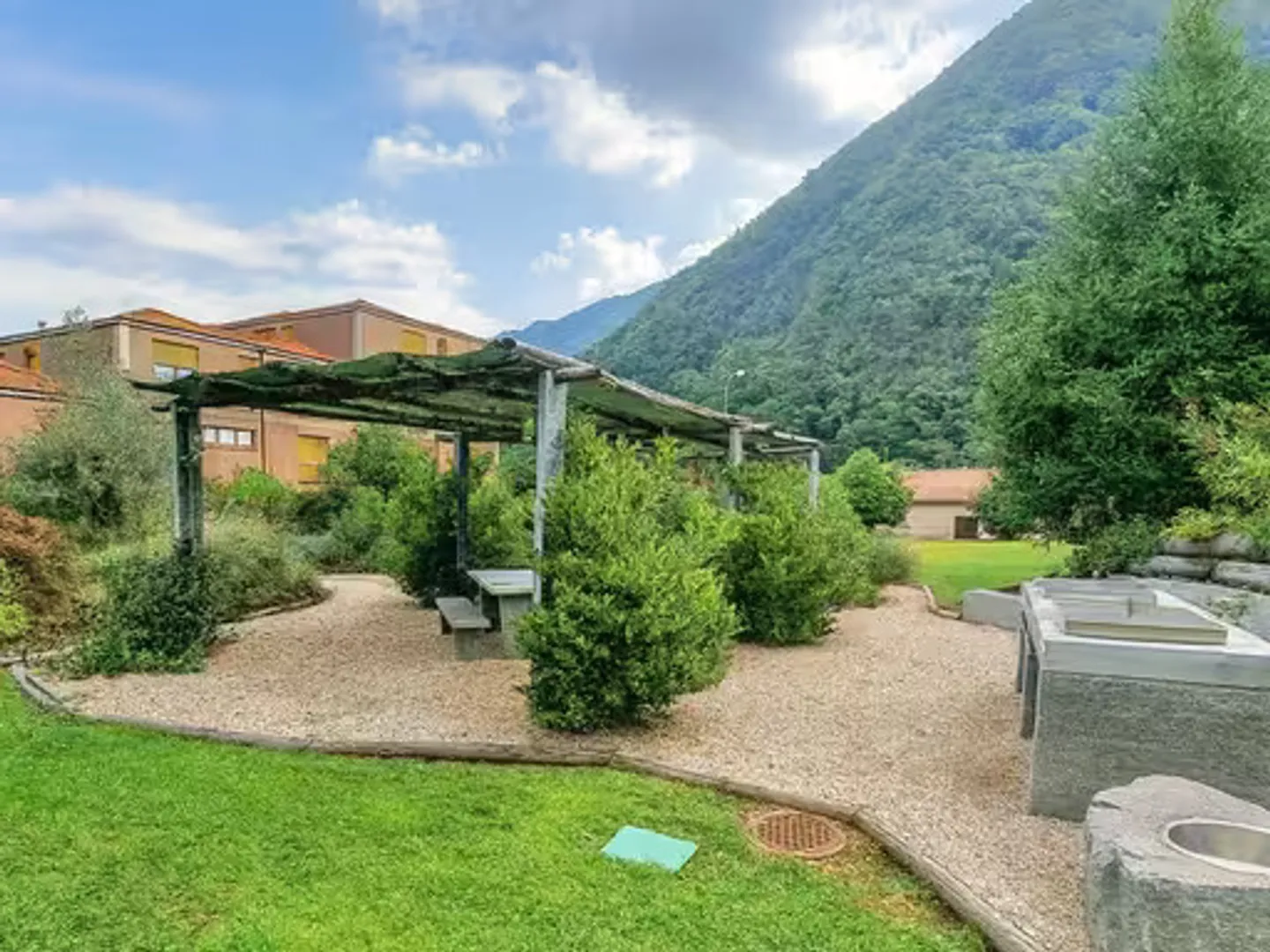 Charming Duplex Apartment - Photo 11 of 12