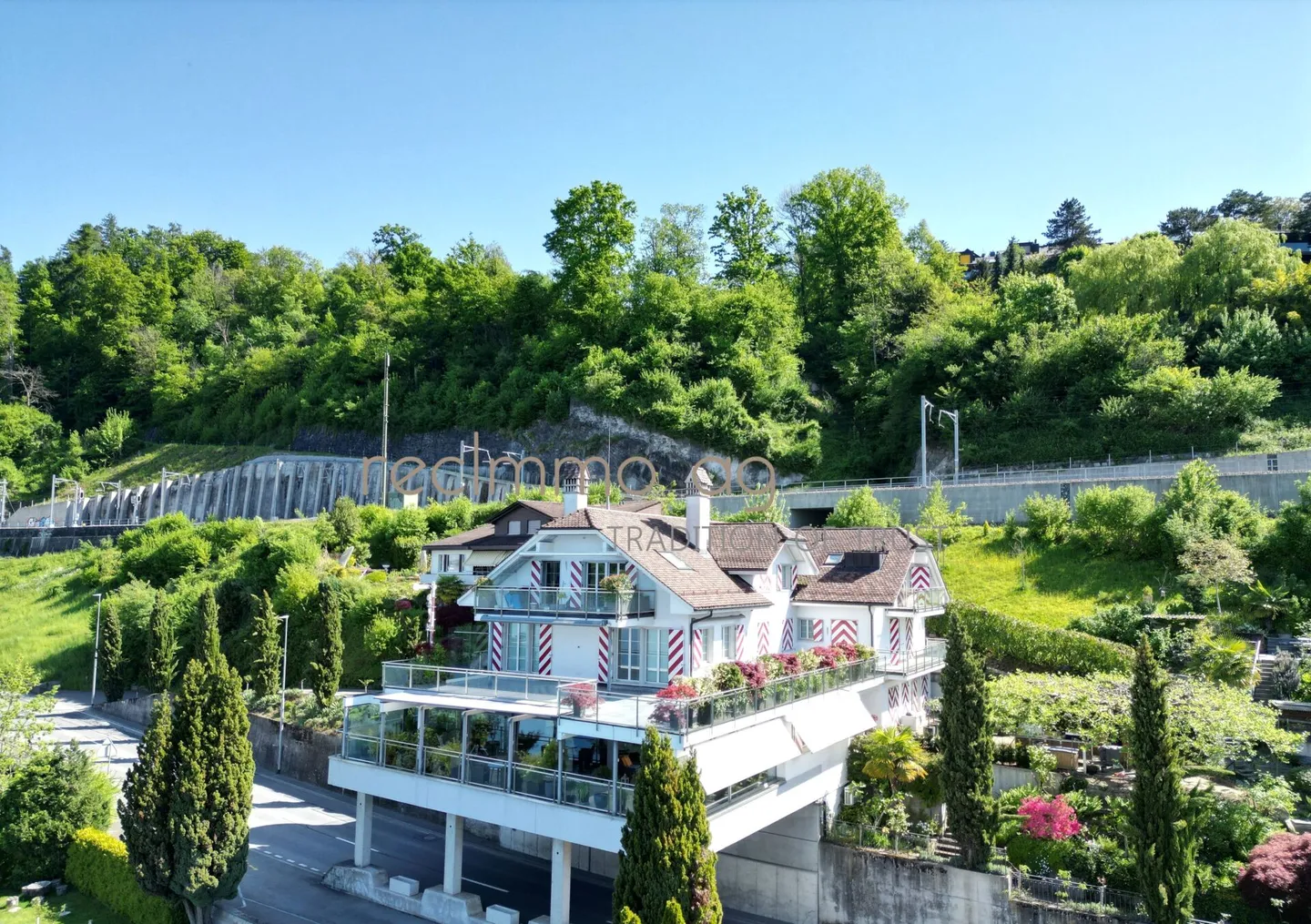 Spaziosa proprietà storica per amatori direttamente sul lago di Zugo - Foto 1 di 24