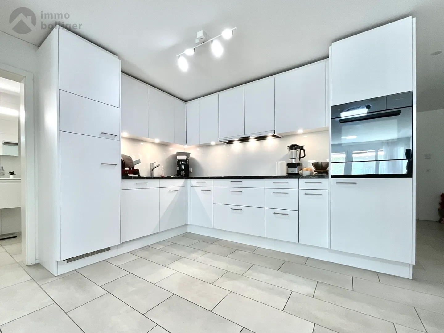 Petit mais bien moderne appartement de 2½ pièces avec grand balcon - Photo 3 sur 12