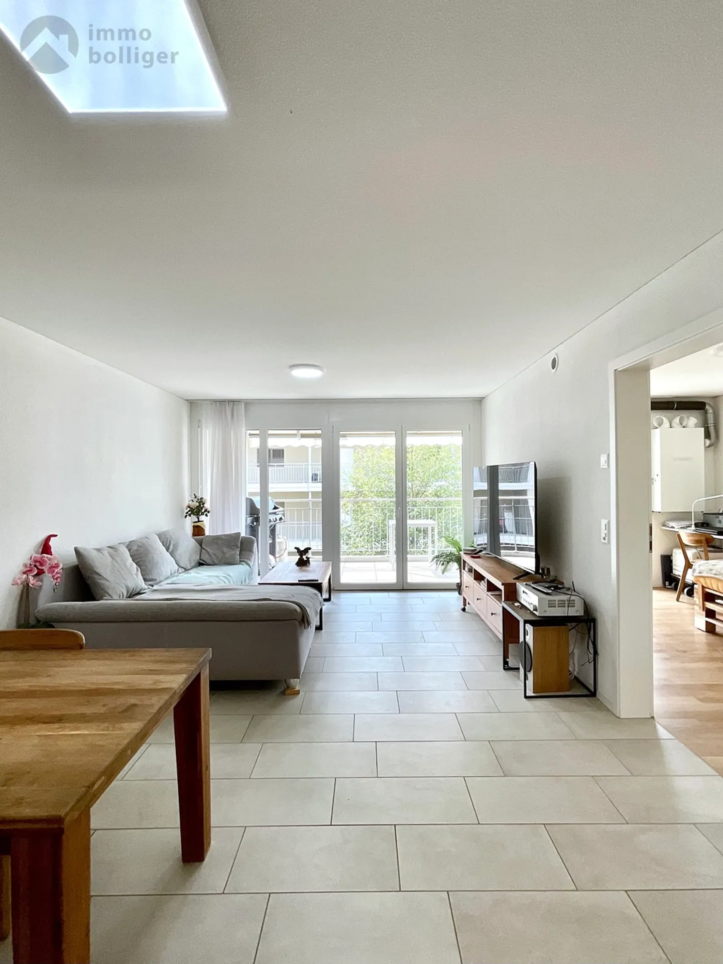 Petit mais bien moderne appartement de 2½ pièces avec grand balcon - Photo 2 sur 12