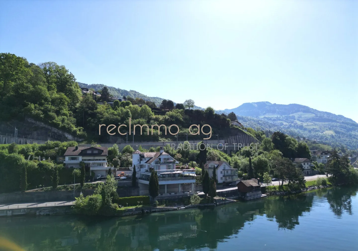 Spaziosa proprietà storica per amatori direttamente sul lago di Zugo - Foto 3 di 24