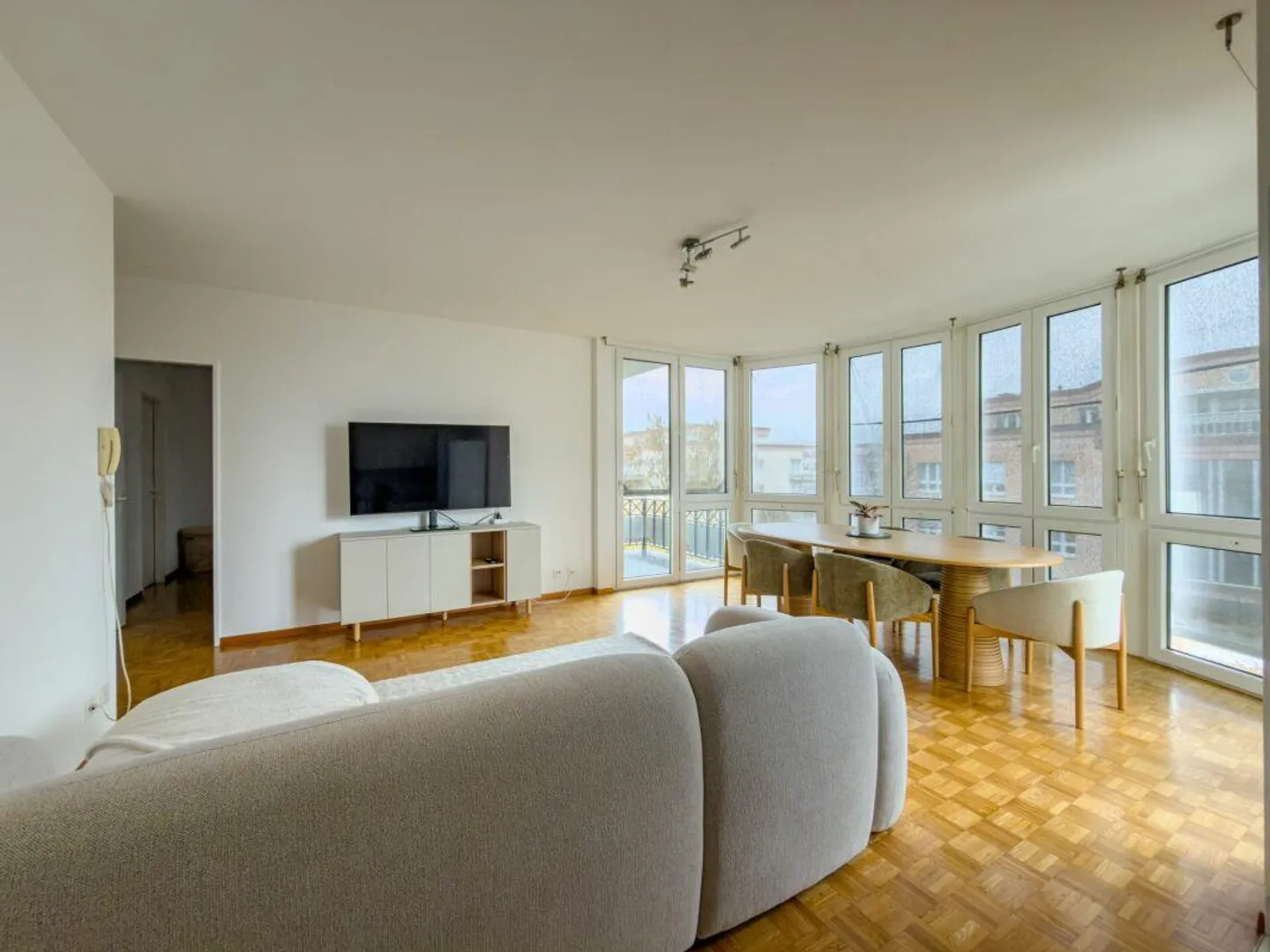 Appartement de rendement avec balcons - Photo 3 sur 7