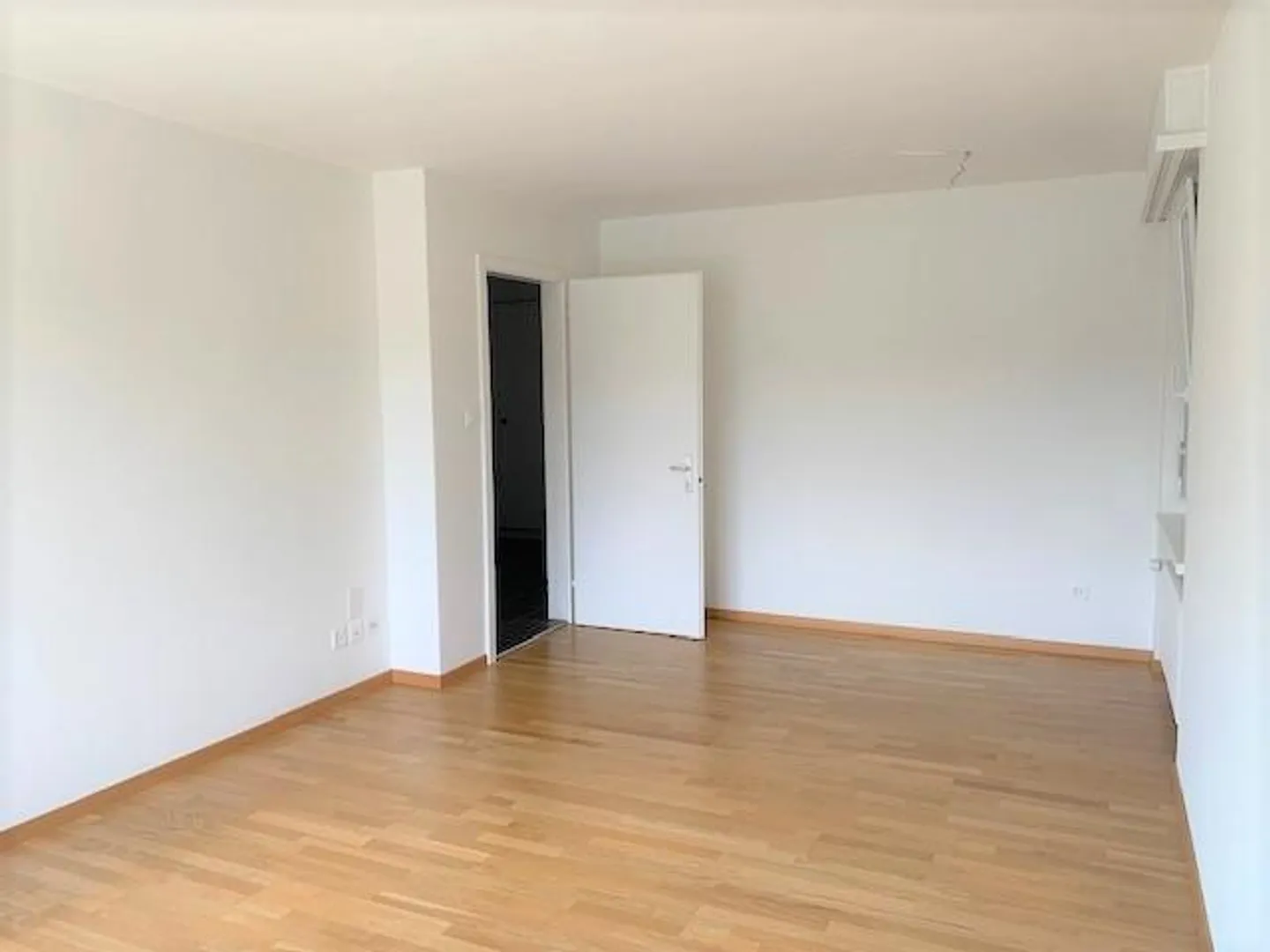 Appartement moderne et lumineux de 3 pièces au rez-de-chaussée surélevé avec un grand balcon - Photo 9 sur 10