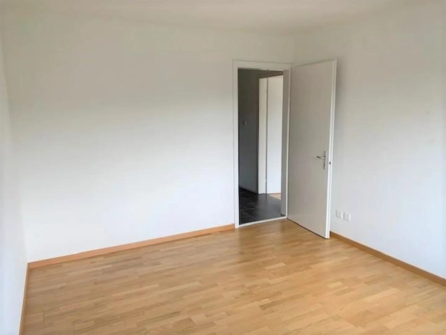 Appartement moderne et lumineux de 3 pièces au rez-de-chaussée surélevé avec un grand balcon - Photo 10 sur 10