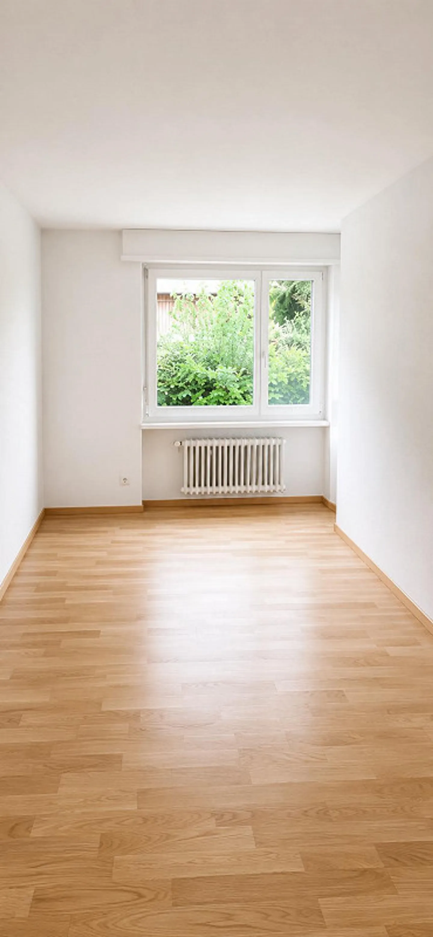 Appartement moderne et lumineux de 3 pièces au rez-de-chaussée surélevé avec un grand balcon - Photo 7 sur 10