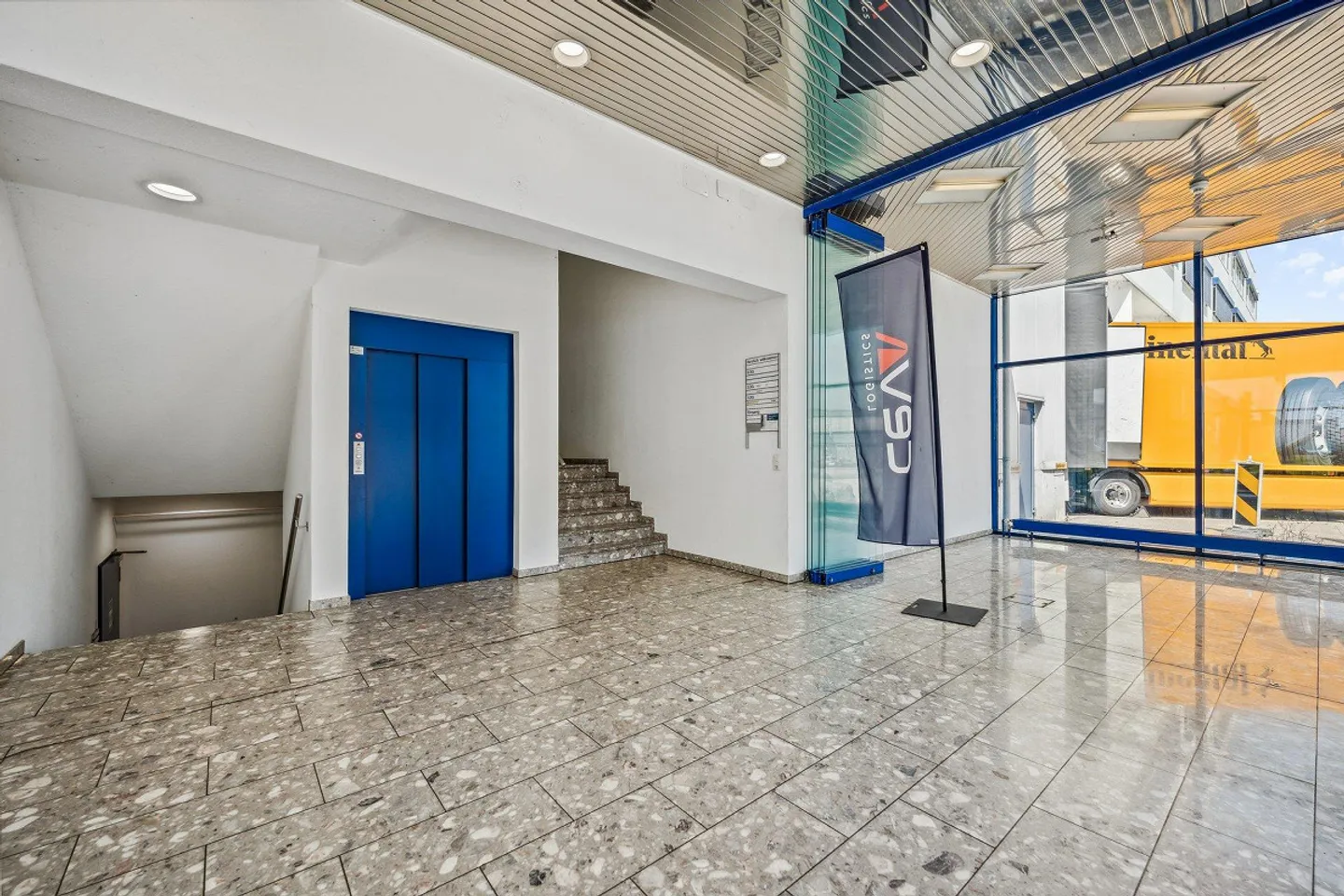 Ampie superfici per uffici in posizione centrale - Foto 7 di 9