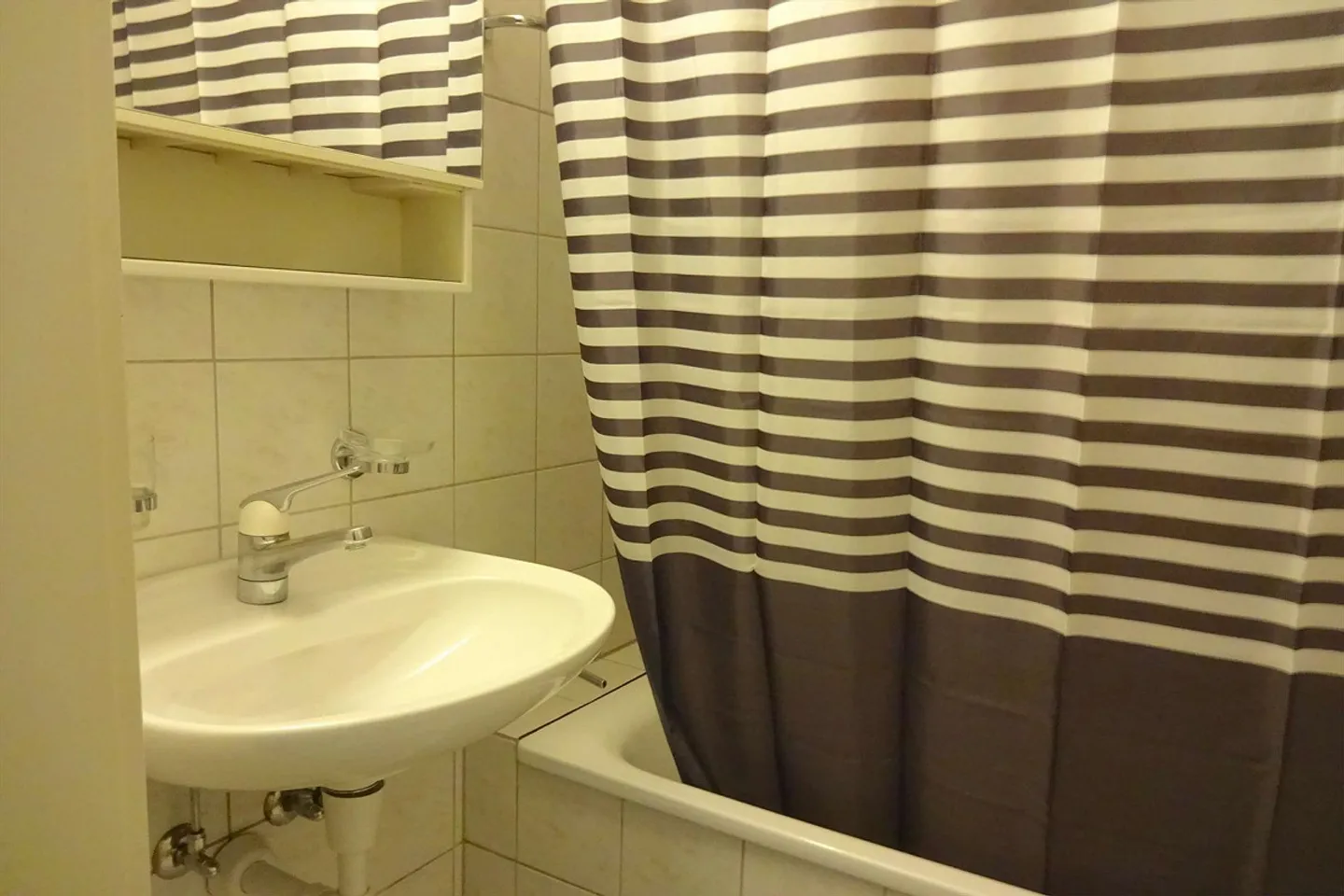 Furnished room in modernized apartment in top location - Photo 8 of 10