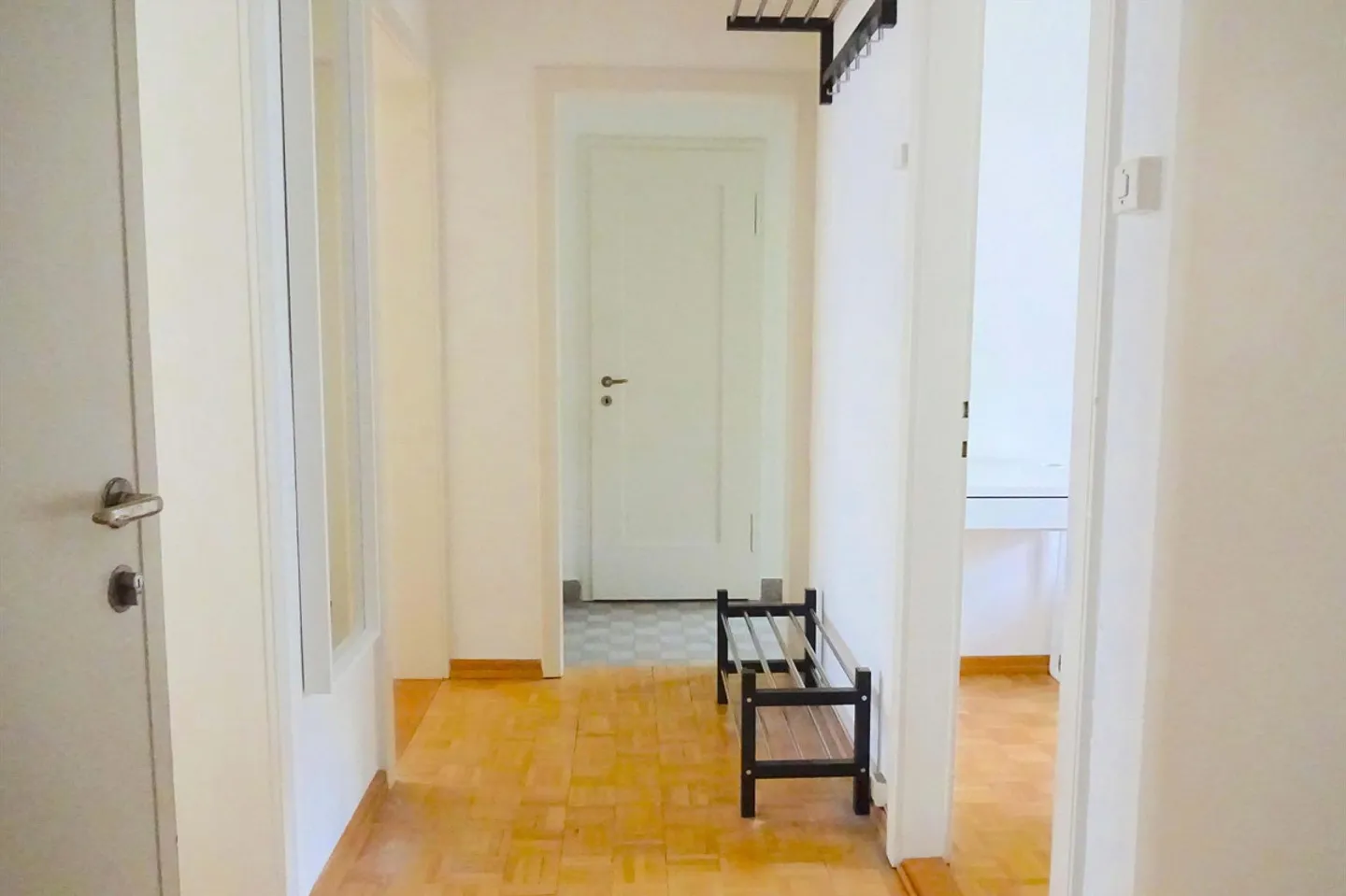 Furnished room in modernized apartment in top location - Photo 9 of 10