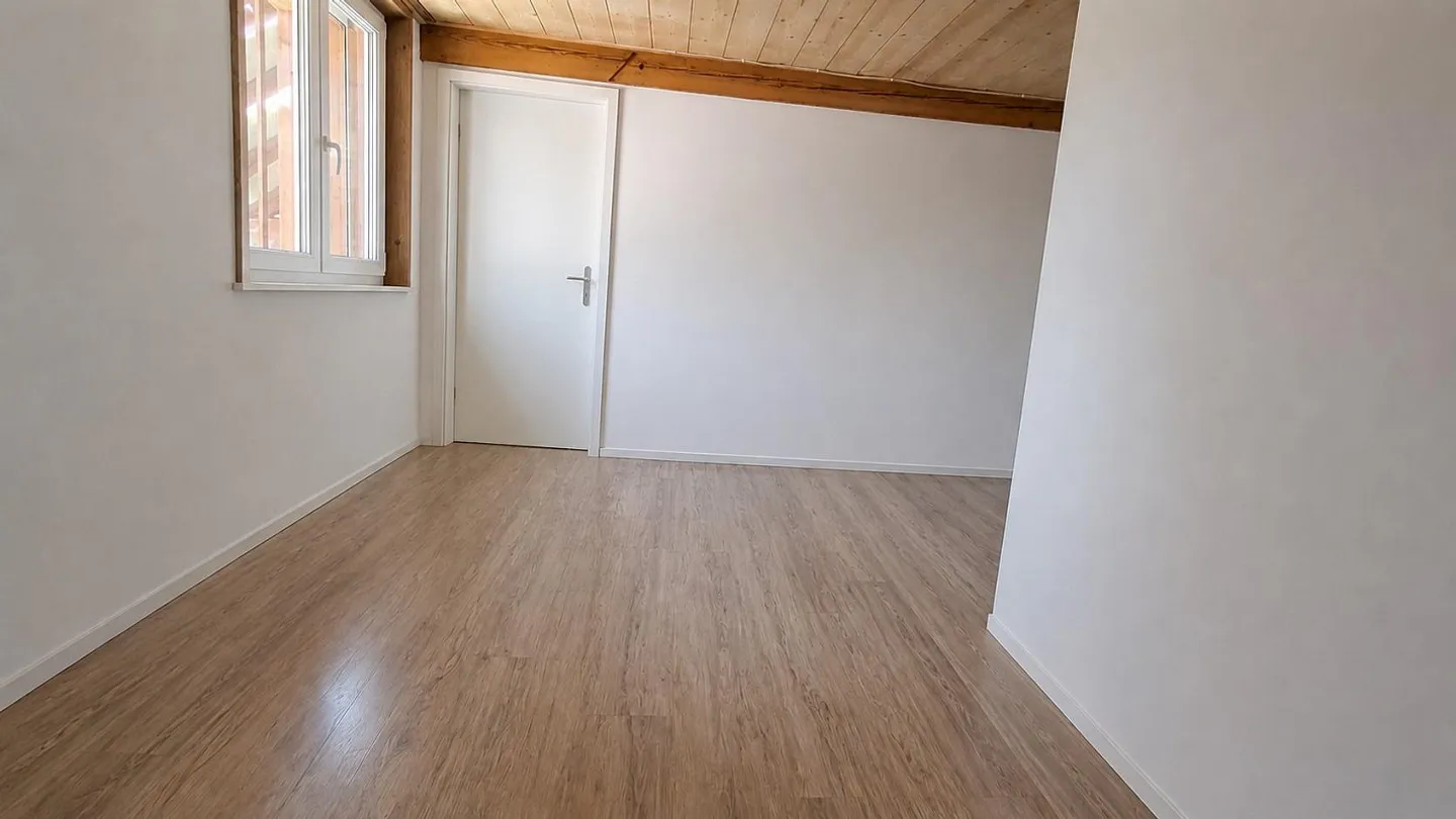 Spacious 4.5 Room Apartment with Charm - Photo 5 of 13