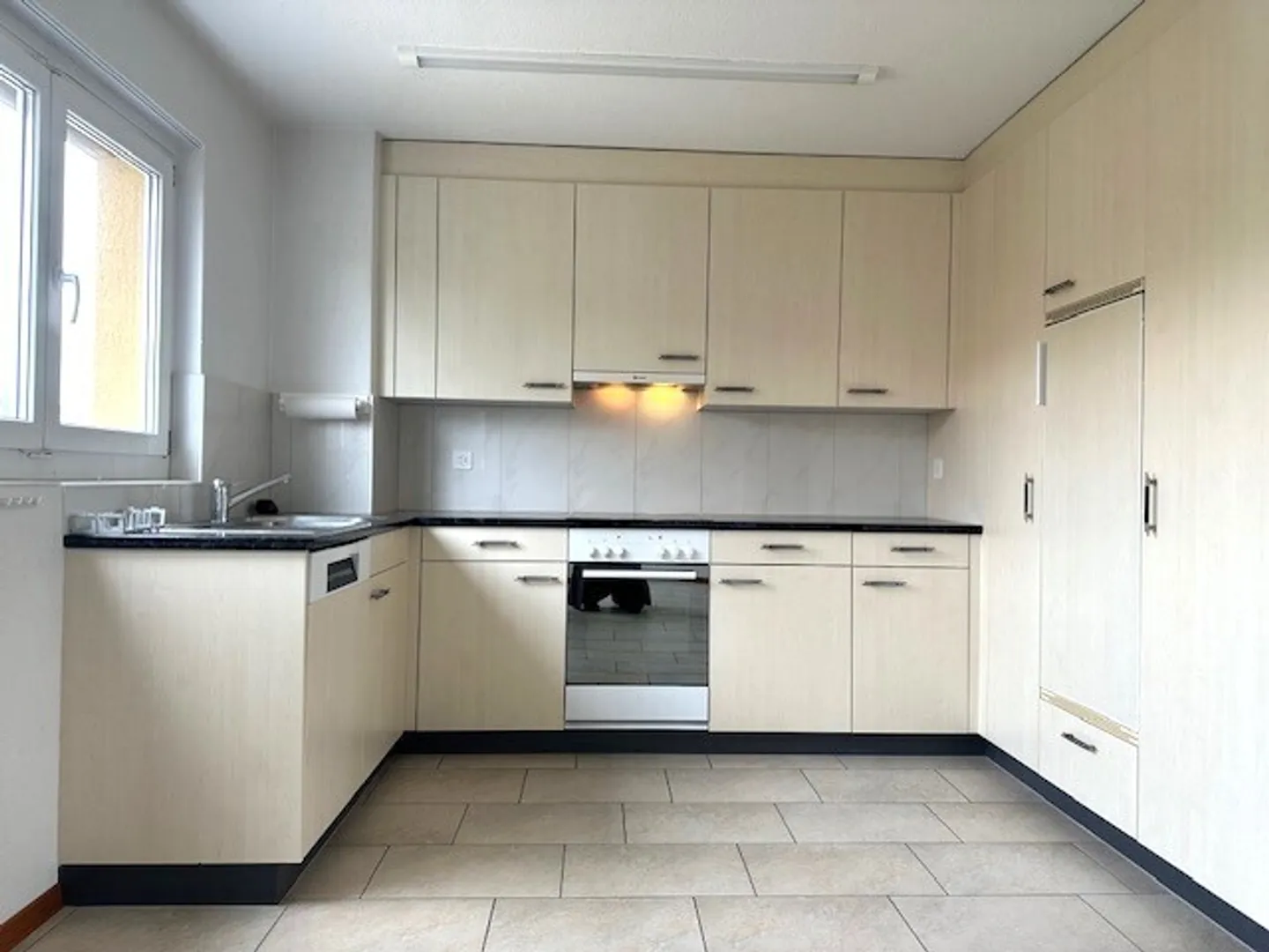 BRIGHT AND SPACIOUS WITH BALCONY IN THE GREEN - Photo 3 of 6