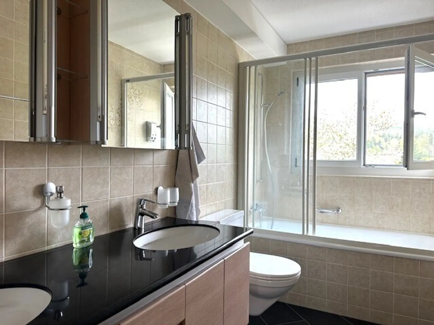 BRIGHT AND SPACIOUS WITH BALCONY IN THE GREEN - Photo 4 of 6