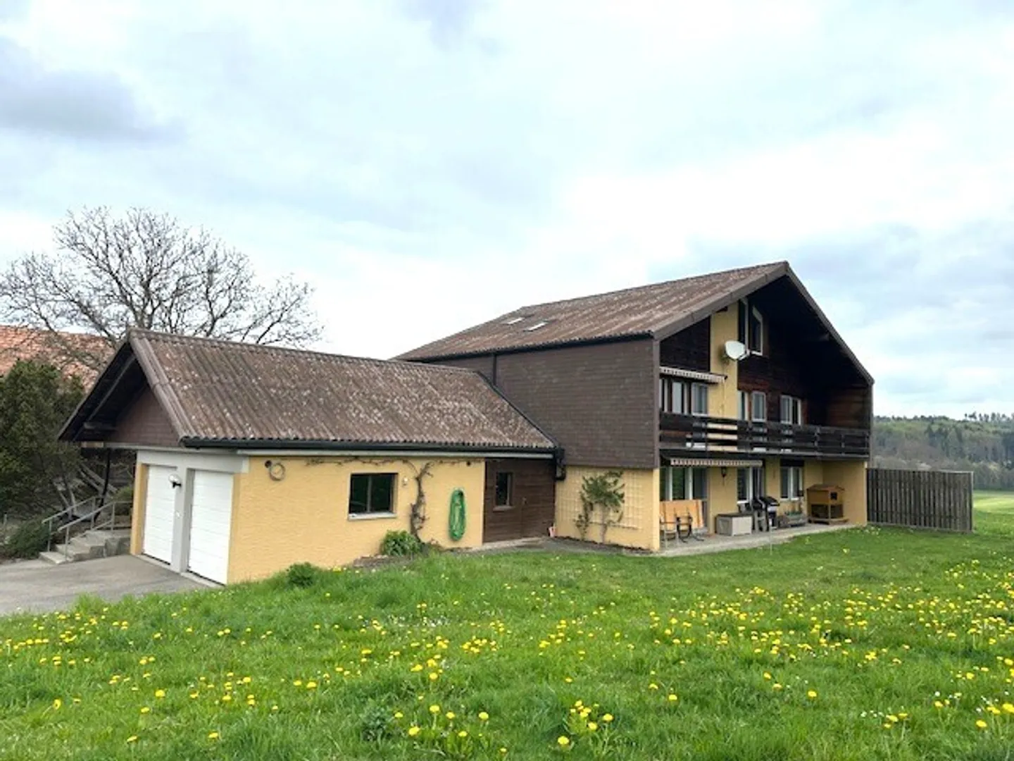 BRIGHT AND SPACIOUS WITH BALCONY IN THE GREEN - Photo 5 of 6