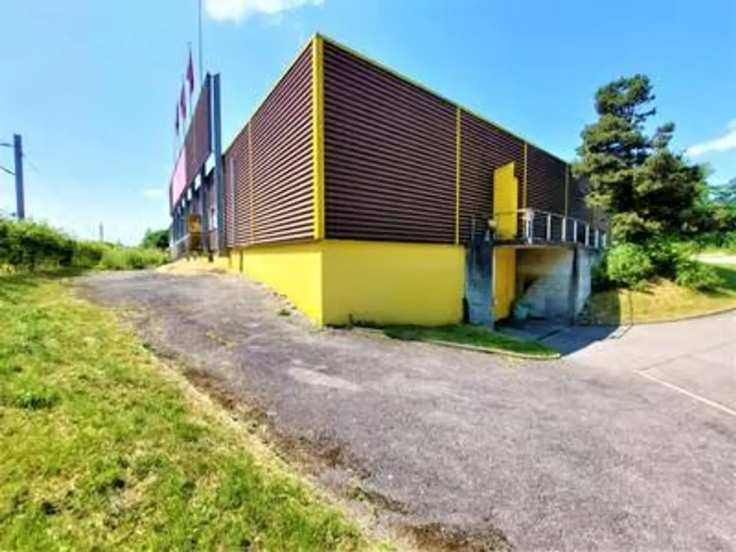 Versatile and Accessible Workshop and Storage Space in Burgdorf - Photo 7 of 8