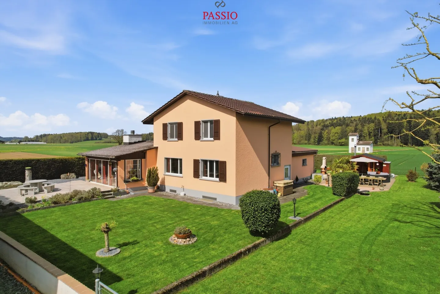 Vivere con stile in un'idilliaca giardino e arredamenti di alta qualità - Foto 1 di 64