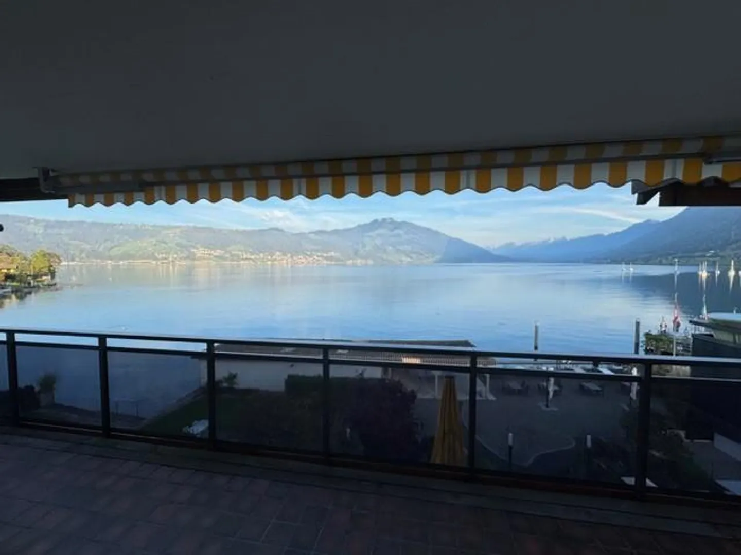 Appartement lumineux de 2,5 pièces avec accès direct au lac, balcon et vue sur le lac - Photo 1 sur 6